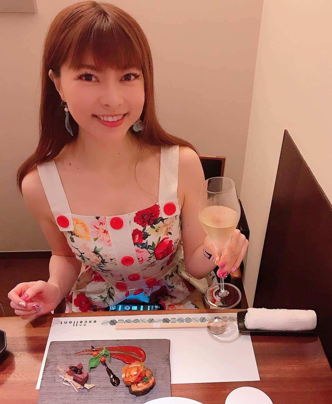 DJ MIYAさんのインスタグラム写真 - (DJ MIYAInstagram)「こんばんにゃーん❤️今夜は、銀座のかねまつビル7階の『焼肉エクセレント』銀座店  @yakiniku_excellent さんで、極上の焼き肉time.❤️ .  あのTORAJIの最高峰の、焼肉レストラン。 .  完全個室で、高級感がすごいっ♪💗 . .  陰陽五行の「木・火・土・金・水」を礎としたにArt作品も美しい、美術館のような空間でgorgeous。 .  肉懐石full course（梅コース）をいただきました。  お肉はすべて焼いてくれるし、盛り付けから器から、もちろんお肉は最高ランク💗すべてが素晴らしかったぁ。  ◉前菜から美しくて、驚きですぅ！  ポッサムキムチ 低温調理のローストビーフ フルーツトマトとシーフードのサラダ 炙りユッケ　　　　  　 🍾champagneでほろ酔い❤️飲みやすいっ。 .  ◉塩焼き　イタリアンキャビアと柚子コチュジャンで楽しむ上タン塩 　　　　　シャトーブリアンのフォアグラロッシーニ仕立て  柔らかなお肉、美味しいでーす❤️🍑  ◉特選　サーロインの瞬間スモーク  プレゼンテーションがドキドキするーぅ💓蓋を開けるとぉー！極上のお肉がこんにちはぁー。  .  ◉赤身　　赤身肉三種・とろろ添え  いやー！松阪牛のランプ、イチボ、三角バラ❤️ わぁー！すべて味わいがちがい、お見事でしたぁ。  ◉食事　本日のお食事  生麺を使用した、特製の冷麺も喉越しすっきりで美味しい❤️  .  ◉甘味　季節のフルーツと本日のデザート わぁーい、大好きな❤️ドラゴンフルーツも盛り付けられたSweets plate  .  ◉飲物　Iced coffe.  . . 素敵なおもてなしで感動しました。  どうもありがとうございました😊  . ランチもやっていて、お得みたい♪💗 .  皆さま、ぜひ行ってみてね♪♪💗  . . . casting by Woomy  ウーミーPR  #PR #銀座焼き肉 #銀座 #GINZASIX #銀座グルメ #銀座ディナー #焼き肉 #焼き肉好き  #焼肉トラジ #TORAJI #高級焼肉 #焼肉レストラン #一休レストラン #レストラン #グルメ女子 #グルメブロガー #グルメ #銀座dinner #銀座かねまつ #グルメ好き #グルメ大好き #肉デート #今日のコーデ #ファッション好き #ファッションコーデ #今日のファッション #旅インスタグラマー #インスタグラマー #インフルエンサー　#グルメ大好き」7月2日 22時09分 - dj_miya