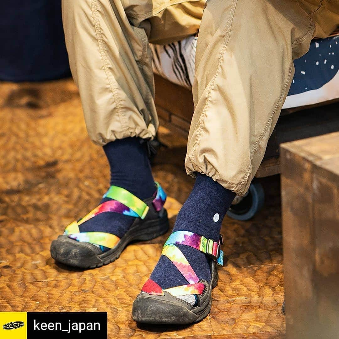 山下晃和さんのインスタグラム写真 - (山下晃和Instagram)「Reposted from @keen_japan ＼ソックスとの相性も◎／ ・ 「ZERRAPORT II（ゼラポート ツー）」は、KEENオリジナルのトゥ・プロテクションを搭載したストラップサンダル。水や汚れに強いポリエステル素材のアッパーにバックルを採用する事で、脱ぎ履きが容易になりフィット調整も自在です👍 ・ 📷 by @TRAVEL_AKIKAZOO ・ #KEEN #ZERRAPORT #OOTD #OUTFIT #キーン #ストラップサンダル  #ゼラポート #ストラップサンダル #ソックス #ソックスアンドサンダル #逸足 #KEENアンバサダー #山下晃和 #スタンスキックス#WeAreKEEN - #regrann」7月2日 22時03分 - travel_akikazoo