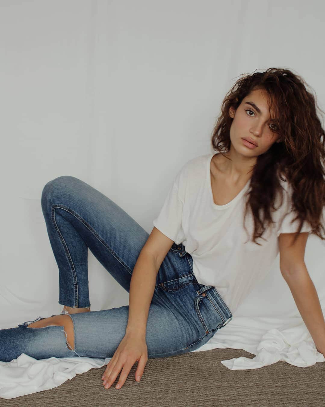 ラグ&ボーンのインスタグラム：「Eco Thinking - @rubinadyan wears the Gaia Tee made from eco-conscious, certified organic in transition pima cotton.」