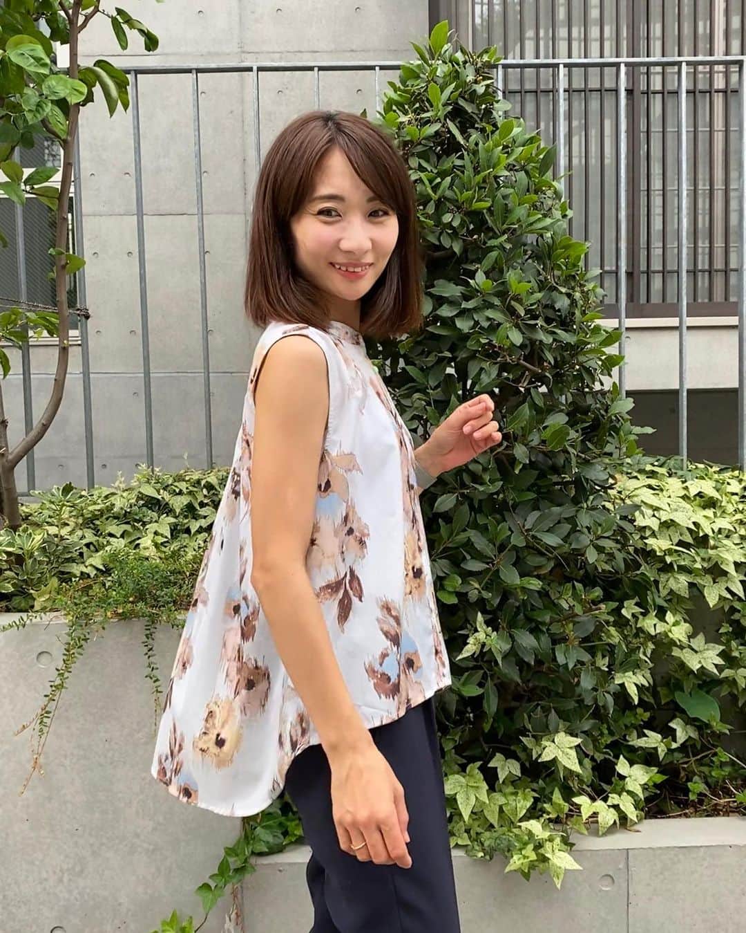 吉田早織のインスタグラム：「・﻿ @drwcys_official オリジナルプリントのブラウス🌸﻿ ﻿ ﻿ シンプルなトップスが多いので時々柄ものを着たくなります✨﻿ ﻿ ﻿ 後ろが長くてお尻が隠れる丈なのも嬉しい🙌﻿ ﻿ インしてももちろん可愛い🙆‍♀️💕﻿ ﻿ ﻿ ﻿ ﻿ ﻿  ﻿ #ママコーデ #きょこ #きれいめコーデ ﻿ #ドロシーズ #drwcys  #ブルベ夏 #骨格ウェーブ  #ブラウス #ブラウスコーデ ﻿」