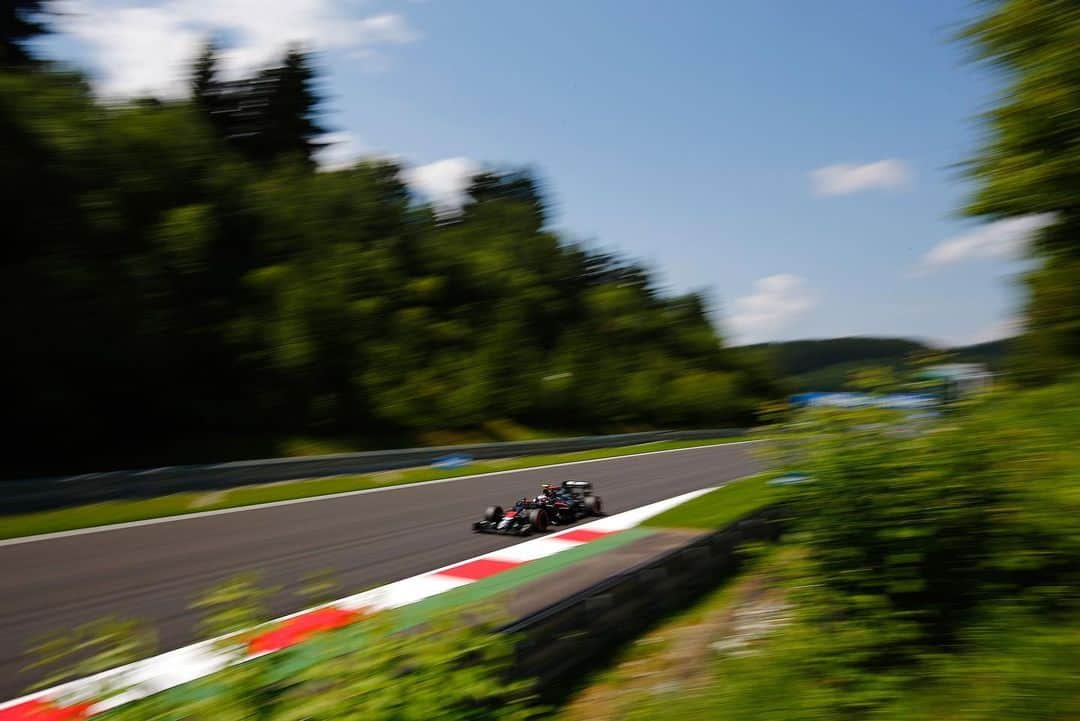 ジェンソン・バトンさんのインスタグラム写真 - (ジェンソン・バトンInstagram)「So the last time I travelled to Austria back in 2016 I started the race P3 jumped to P2 at turn 1 and held that position for 7laps, ended up finishing P6 which was my best result in the Honda Mclaren partnership. As you can see from this photo I was as shocked as you are reading this 😂. We had no right to be that high up after qualifying but a wet but drying track in quali meant that we could make the difference with good tyre choice, strategy and being able to find the cars limits in those tricky conditions. Also 2 cars in front of us had penalties. Good times 😊#22 #f1 #austriaGP #redbullring #racing」7月2日 22時08分 - jensonbutton