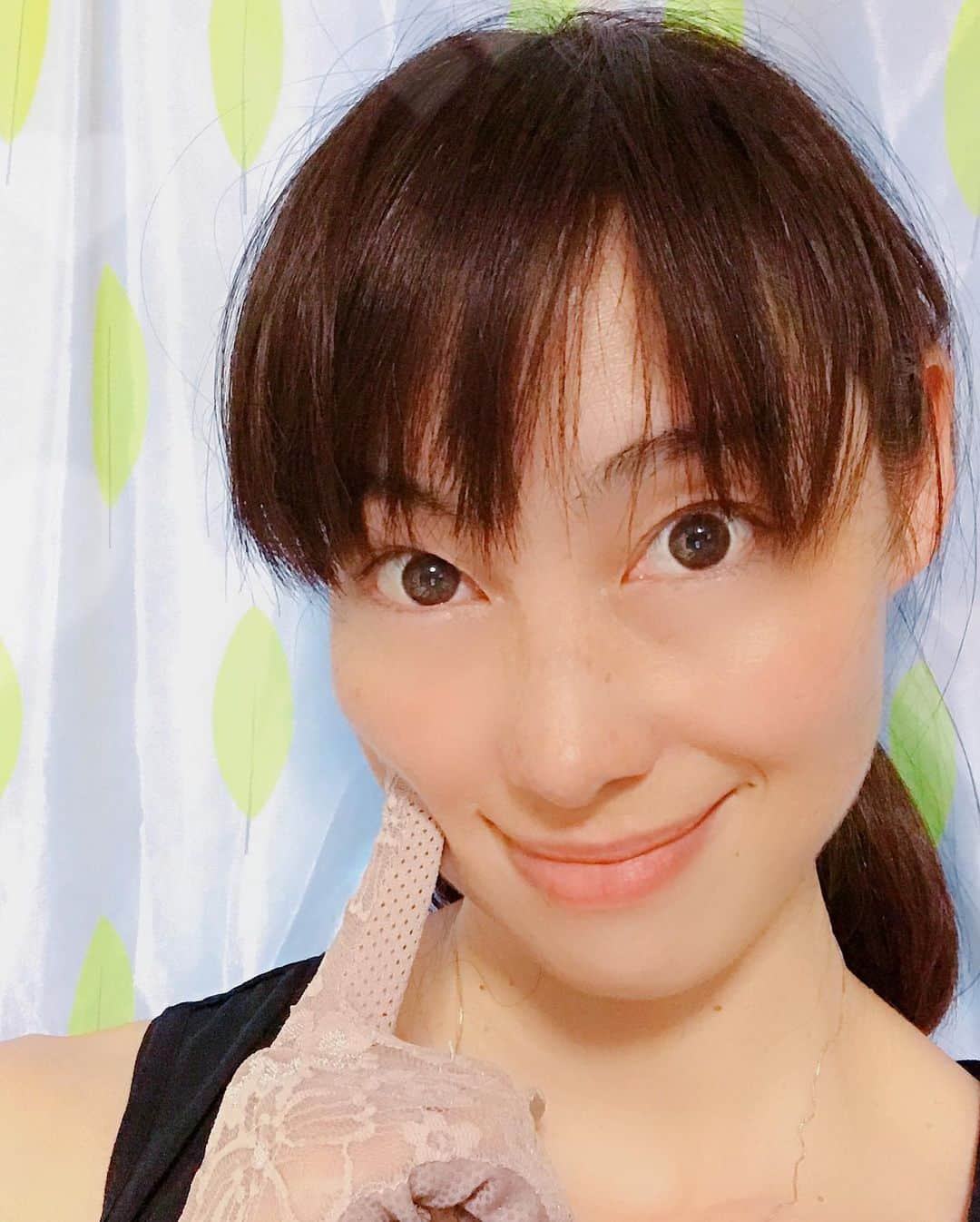 佐藤康恵さんのインスタグラム写真 - (佐藤康恵Instagram)「外出用のレースグローブ🧤と息子のリクエストで『夏でも付けれる冷んやりマスク』作ってと💖冷んやり生地で切りっぱなしで作れるマスクが完成！ 大好きな電車の🚃スタンプも押したよ(^^) 私の髪ボサボサなのは娘がすぐ髪をグシャグシャに触ってくるから💦(T . T) 皆さん、今日も一日お疲れ様♡♪  康恵でした〜♥︎♠︎♦︎♣︎♥︎ #夏マスク #グローブ #佐藤康恵 #actress #singer ＃model #japanese #love #smile」7月2日 22時08分 - yasuesato.official