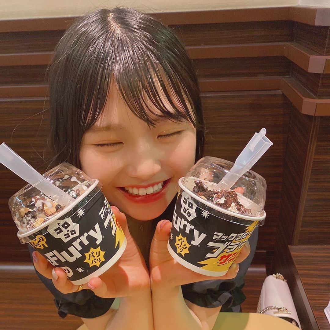 のインスタグラム：「《🍟#マクドナルド》﻿ ﻿ 🍨マックフルーリーブラックサンダー（¥290）﻿ ﻿ ﻿ ﻿ ﻿ ね、ね、念願の﻿ マックフルーリーのブラックサンダー⚡️⚡️⚡️﻿ ﻿ ﻿ 期待していた以上に衝撃的な美味しさ🥰🥰🥰﻿ ﻿ ﻿ ﻿ もーーーー、ね、﻿ ﻿ ザックザク♥️♥️♥️♥️♥️﻿ ﻿ 歯応えが良きで、﻿ 結構ブラックサンダーが多くて美味しい！！﻿ （白のナッツ？が多い✌️）﻿ ﻿ ﻿ 結構多いから歯が黒くなるのが難点、笑😁﻿ ﻿ ﻿ ﻿ ﻿ これはほんまに定番化してほしい😭﻿ ﻿ ﻿ ﻿ ﻿ ブラックサンダーってなんでこんなに美味しいの、？🥺﻿ ﻿ ﻿ ﻿ ﻿ \あ、4個食べたんじゃないよ！！笑🙂/﻿ （友達から少しおすそわけはしてもらったけど、）﻿ ﻿ ﻿ ﻿ ⚠︎最後の写真は海外のマクドナルドで見つけた、﻿ スニッカーズのマックフルーリー🤤﻿ ﻿ めっちゃ甘くて美味しいかったからシェアしたかったの😳♥️﻿ ﻿ マックフルーリーの新商品毎回楽しみ😍﻿ ﻿ ﻿ ____________________________________________________﻿ ﻿ ❤️エネルギー:379kcal﻿ 💗たんぱく質:6.7g﻿ 💛脂質:16.3g﻿ 💚炭水化物:51.2g﻿ _____________________________________________________﻿ ﻿ #マックフルーリー #ブラックサンダー#🖤 #マック #マクド  #マックフルーリーブラックサンダー #マクドナルド🍔🍟 #mcdonalds #macfly #アイス #アイス部 #🍨  #スイーツ #スイーツ部 #sweet #期間限定 #期間限定スイーツ #おいしい #美味しい #美味しいもの #yummy #food #delicious #おやつの時間  #instagood #instalike #instafood #instagram #ラビグルメ ﻿」