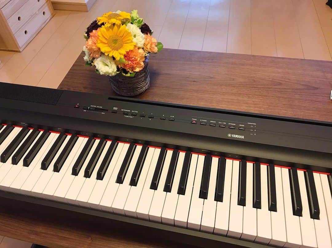 丸田佳奈のインスタグラム：「買ってしまった〜♪  自分の家にピアノを所有するのは約20年ぶり！（笑） 全然弾けなくなっているので、まずはハノンからだな。。。💦  #ピアノ #電子ピアノ #趣味 #音楽 #ハノン #指の練習」