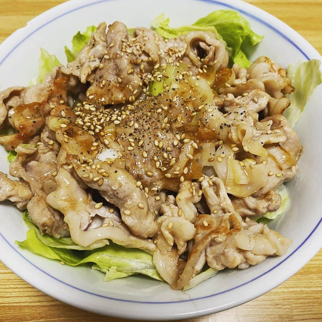 元木寛人さんのインスタグラム写真 - (元木寛人Instagram)「ねぎ塩豚丼  真ん中に、レタスのじゅうたん。  #ねぎ塩豚丼  #初挑戦 #簡単で #めちゃうまい  #思えば大学生の頃 #塾講師のアルバイト終わり #高田馬場の松屋 #このねぎ塩豚丼と #頼んだらついてくる味噌汁に #何度も温もりをもらったなあ #松屋では #牛丼とほぼ同じ頻度で #ねぎ塩豚カルビ丼を頼んでいた #至福の時間だったなあ #コンビニのねぎ塩豚丼(麦飯)にも #かなりお世話になった #とはいえ #簡単に #うまい塩だれが作れるとは #酒、塩、レモン汁、鶏ガラスープの素、片栗粉、水、これだけ #そんな豚丼のインパクトを上回る #ファイターズVSホークス #大激戦 #悔しさはあるけど #同一カード6連戦 #野球ファンには、たまらない面白さ #毎週いろんな短期決戦が見られる気持ち #今日の悔しさは明日へ！ #今日も一日お疲れ様でした  #明日も良い日になりますように」7月2日 22時12分 - hirotomotoki