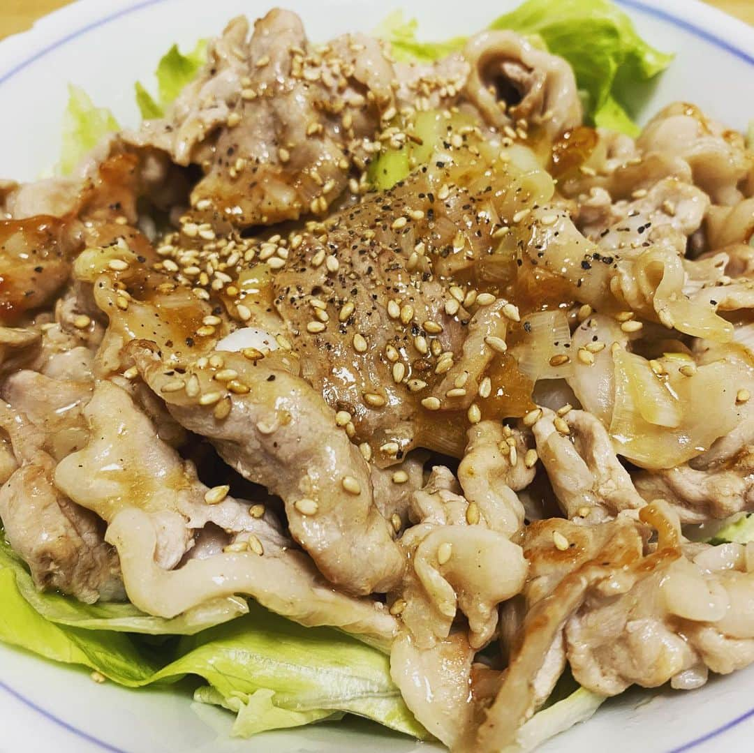 元木寛人さんのインスタグラム写真 - (元木寛人Instagram)「ねぎ塩豚丼  真ん中に、レタスのじゅうたん。  #ねぎ塩豚丼  #初挑戦 #簡単で #めちゃうまい  #思えば大学生の頃 #塾講師のアルバイト終わり #高田馬場の松屋 #このねぎ塩豚丼と #頼んだらついてくる味噌汁に #何度も温もりをもらったなあ #松屋では #牛丼とほぼ同じ頻度で #ねぎ塩豚カルビ丼を頼んでいた #至福の時間だったなあ #コンビニのねぎ塩豚丼(麦飯)にも #かなりお世話になった #とはいえ #簡単に #うまい塩だれが作れるとは #酒、塩、レモン汁、鶏ガラスープの素、片栗粉、水、これだけ #そんな豚丼のインパクトを上回る #ファイターズVSホークス #大激戦 #悔しさはあるけど #同一カード6連戦 #野球ファンには、たまらない面白さ #毎週いろんな短期決戦が見られる気持ち #今日の悔しさは明日へ！ #今日も一日お疲れ様でした  #明日も良い日になりますように」7月2日 22時12分 - hirotomotoki