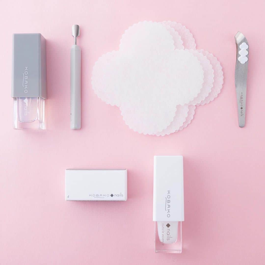 のインスタグラム：「Weekend Beauty Tips! #週末の過ごし方 #おうち美容  梅雨明けはまだ少し先だけれども、その指先に夏色をときめかせる準備をしたい週末。 じっくりとセルフネイルケアを楽しんで、きれいになった手元にうっとりしませんか？ . ポリッシュを塗る前に、爪表面のお手入れを！ ネイルケアセット ¥7,000＋tax 写真上の4アイテム＋ネイルファイル(ステンレス) ブロックバッファー(3個入) ¥1,800＋tax キューティクルエッセンス ¥2,000＋tax --- #kobako #コバコ #kobakonails #コバコネイルズ #beautytools #ビューティーツール #produitdebeauté #nailcare #ネイルケア #セルフネイルケア #美甲 #soindesmains #ネイルケアセット #nailcareset #ルースキューティクル #爪のお手入れ #ハンドケア #ブロックバッファー #キューティクルエッセンス #beauty #beauté #美妝 #instabeauty #kai #貝印  #セルフネイル #セルフネイル部 #weekendbeauty」
