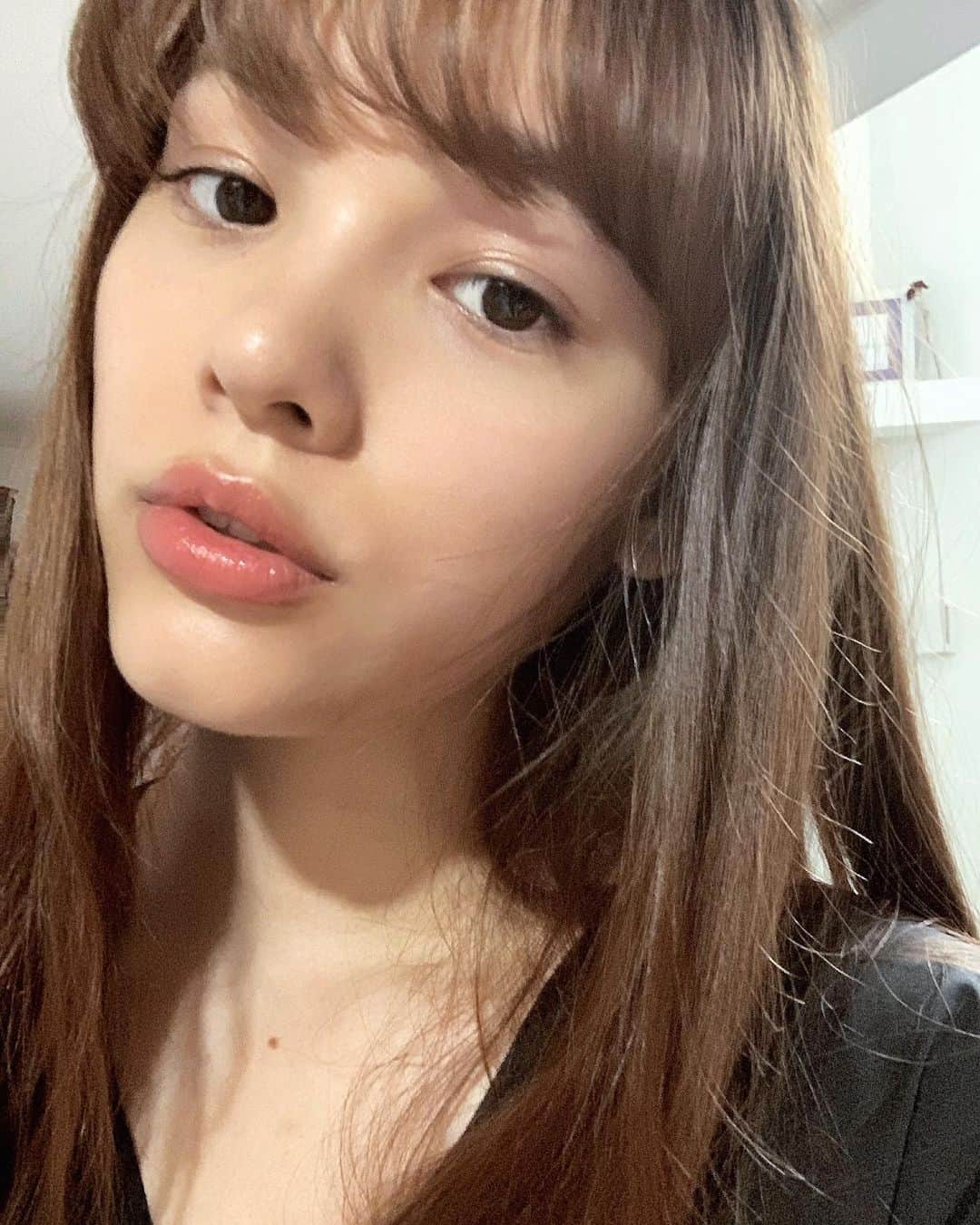 のインスタグラム：「最近肌の調子がすこぶる良いです🛹✨﻿ ﻿ ただ下唇に口内炎できたので、唇は左右非対称です。﻿ みんなは気にならないかもしれないけど、﻿ 私は唇が分厚く感じてすんごーーーく気になっちゃうよ！﻿ ﻿ #激痛」