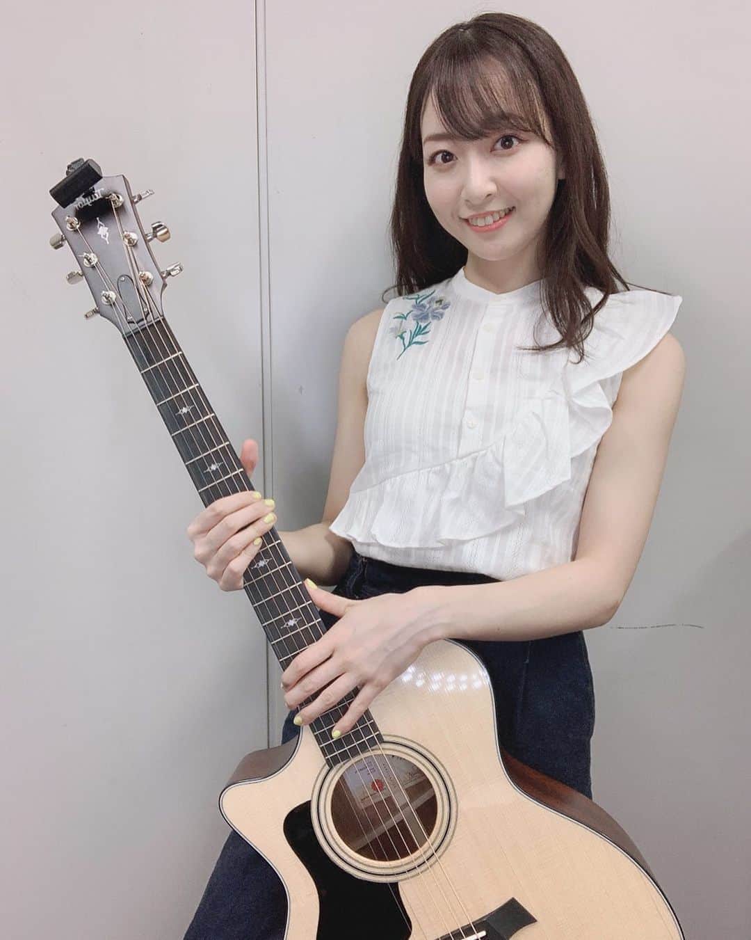 のインスタグラム：「. . インスタライブありがとうございました❤️ . 本日は7/2振替バースデー公演の予定でしたが、 YouTubeの動画UPと生配信をしました！ 1時間配信になりました☺️ 楽しい弾き語りの時間でした ライブができるようになりますように！ . 新曲「虹を探しに」を 初披露しているYouTubeも観てね♪ . そちらでは、バースデーで着用する予定でした 新衣装を着ています👗 . また新曲作りがんばるぞー！ . 配信で歌ったのは . ・祈ってるから ・虹を探しに ・真夜中のLonely ・kiki.rara ・解き放て ・HANABI ・スーパーガール ・アンコール: 祈ってるから 〜again Ver.〜笑 . でした🎶 . .  #配信 #弾き語り #もえスタライブ #YouTube #も見てね  #生配信 #インスタライブ #萌服 #全力坂 #長谷川萌美 #ビタスイ #live」