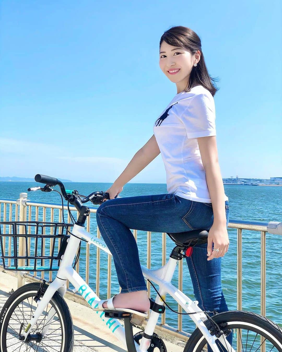 Manaさんのインスタグラム写真 - (ManaInstagram)「🚲🐾💙 マ イ 自 転 車 ♡ ♡ こんばんは😊 . 先日、車を投稿した際のお約束通り 今回は私の自転車をご紹介します💕 . BIANCHIのミニベロちゃん🚲💠 . ライトやネジ、カゴの色をカスタマイズして 自分だけのオリジナル自転車にしています♪ . チェーンカバーが付いていないので 自転車に乗るときは大好きなワンピースも封印👖🍒 . . 海沿いのサイクリングは最高に気持ち良かったなぁ💗💗 . . Tops：#polo #ralphlauren Pants：#jet #ジェット . . #サイクリング #サイクリング女子 #サイクリングロード #自転車 #ビアンキ #ビアンキ女子 #bicyclelife #bianchi #minivelo #bianchibicycles #ミニベロ #自転車 #自転車のある風景 #自転車のある生活 #海沿い #海辺 #海のある生活 #海岸 #青い空 #青空 #ツーリング #白t #白tシャツ #デニムパンツ #デニムコーデ #夏コーデ #大人女子」7月2日 22時16分 - mana.tcy