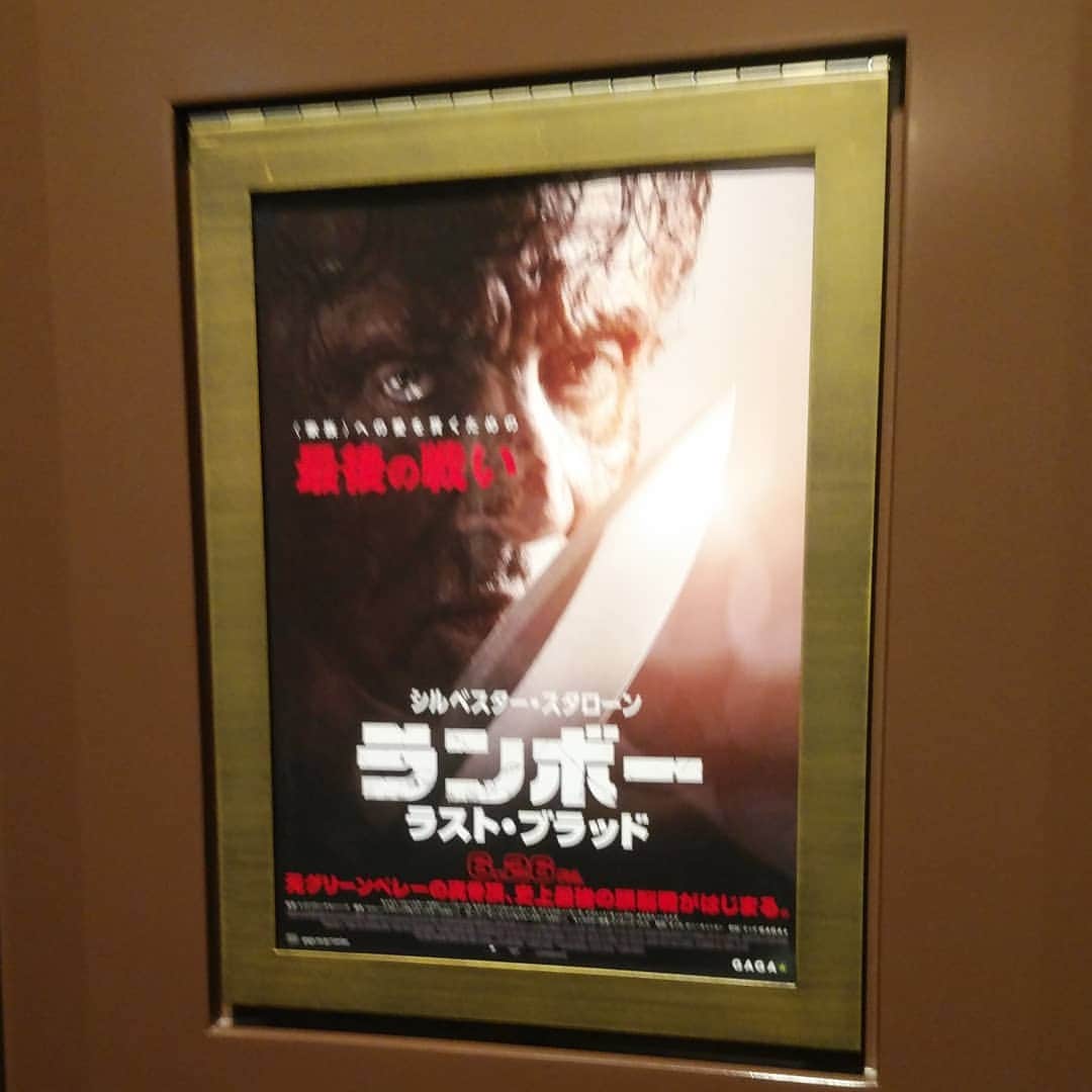 中村松江さんのインスタグラム写真 - (中村松江Instagram)「6月末に「ランボー ラスト・ブラッド(原題 Rambo: Last Blood)」を鑑賞。 映画館に行ったのは2月末の「ミッドサマー」以来です。 ランボーシリーズはずっと追いかけているので、コレは何としても劇場で見届けなければと思ってました✨ ランボーがメキシコの人身売買カルテルを相手に復讐劇を展開する今回の5作目✨ 様々な映画的魅力に溢れた私好みの作品でした👍 1作目の「ランボー」の原作の邦題は「一人だけの軍隊」。 正に“一人だけの軍隊”と呼ぶべき主人公ジョン・ランボーの無敵ぶりもこのシリーズの魅力の一つですが、今作も凄まじいです✨ 前作の「ランボー最後の戦場」で見せたスピルバーグ監督の「プライベート・ライアン」のノルマンディー上陸場面に匹敵するバイオレンス描写が引き継がれ、今回も人体損壊描写がホラー映画並みに激しいので、クライマックスの戦いにおいて罠を仕掛けて敵を血祭りにあげるランボーの姿が“13日の金曜日”シリーズのジェイソンと重なりました😄 監督はメル・ギブソン主演の「キック・オーバー」(これもなかなか面白かったです👍)を撮ったエイドリアン・グランバーグ。 おそらくこの作品が最後のランボーになるでしょうが、70代になってもランボーというキャラクターを復活させ、活き活きと演じてくれたシルベスター・スタローンには感謝しかないです✨ #歌舞伎 #中村松江 #ランボー ラスト・ブラッド #rambo:lastblood #シルベスタースタローン #sylvesterstallone #エイドリアングランバーグ #adriangrünberg」7月2日 22時26分 - matsue_nakamuraofficial