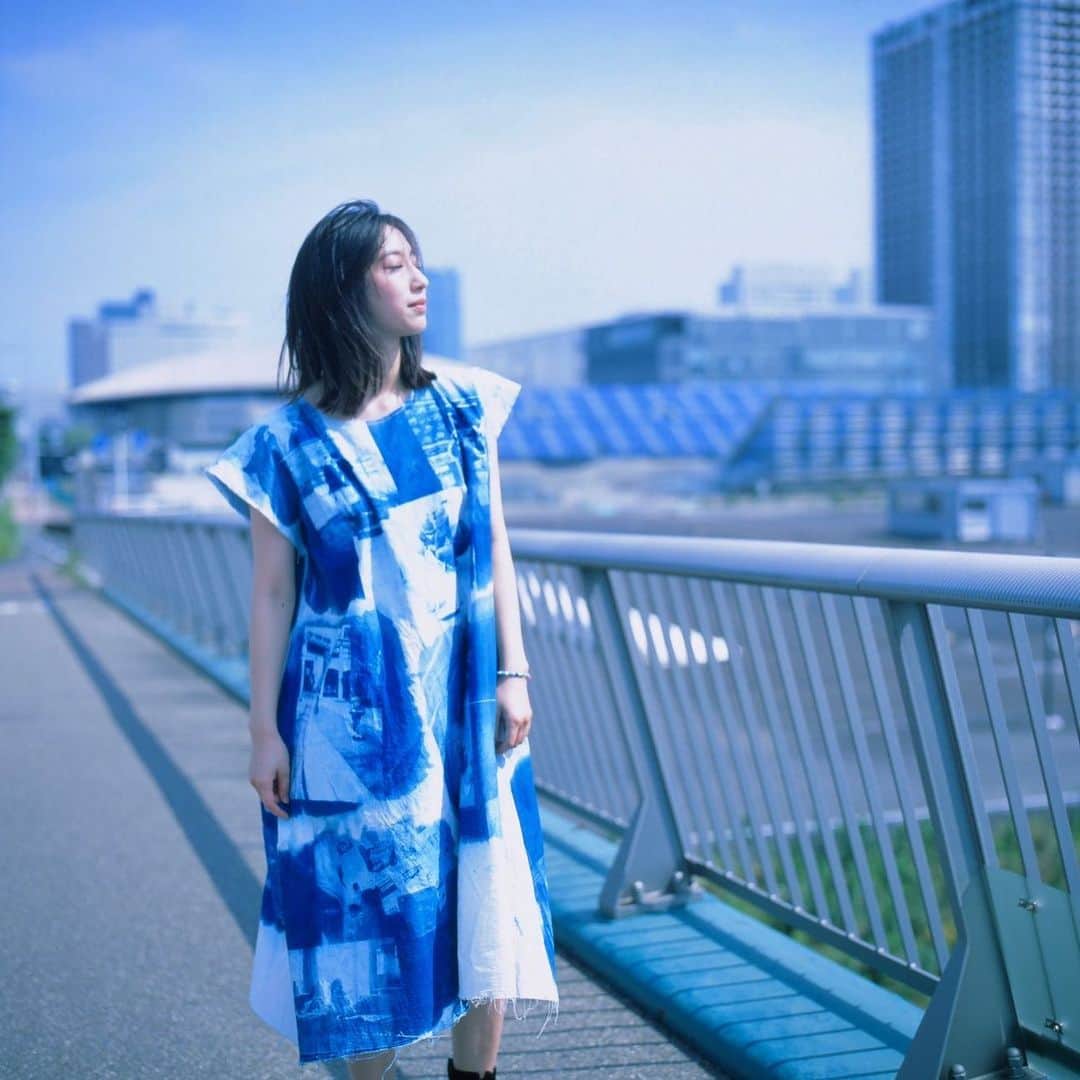 坂東希さんのインスタグラム写真 - (坂東希Instagram)「今日メイクさんとスタイリストさんにインスタのワンピースどういうこと？って言われたから笑笑 こんな感じで紫外線で感光させてプリントしてます🙆‍♀️ Tシャツバージョンもある🙆‍♀️ 📸　@k.yoshida.official #cyanotype」7月2日 22時26分 - nozomibando_official