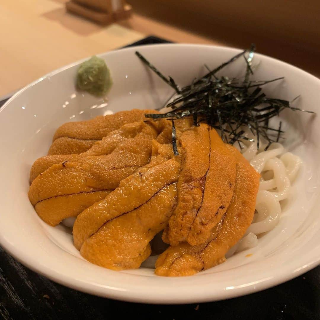 キム・ガヒョンさんのインスタグラム写真 - (キム・ガヒョンInstagram)「#가형맛집  #쿠시마사by신사  . 나는 튀김을 별로 좋아하진 않지만 몸 엄~청 피곤한날 기름으로 위장을 싸악 덮고 싶은날 먹으면 완전 만족이다.. 튀김꼬치 하나하나 재료에 최선을 다한 느낌이고 튀김요리치고 꽤 비싼 가격이지만 그가격이 아깝다는 생각이 들지는 않는다  반찬수만 많고 손이 가지않는 왠만한 한정식집보다 낫다 그치만 일본에 튀김오마카세 혹은 다른튀김집 따라가기 힘들다..증말 (나도 반일감정은 굉장히 동의하지만 일본에 튀김집을 몇군데 가본결과 인정할 것만 인정할 뿐입니다요) 워낙 예약이 힘들다고 하는데 요즘도 힘든건 여전하겠지..? 우연히 예전에 스시코지마 셰프님이 튀김오마카세도 한다는 이야기를 제작년쯤 들었는데 거긴 어떤지 아직 들어본 소문은 없고 여튼 쿠시마사는  가끔 생각나고 먹고싶다 자주는 말구 ㅎㅎ . #맛집 #튀김 #쿠시아게 #신사맛집 #강남맛집 #맛스타그램 #먹스타그램」7月2日 22時26分 - kim.k.h.pro