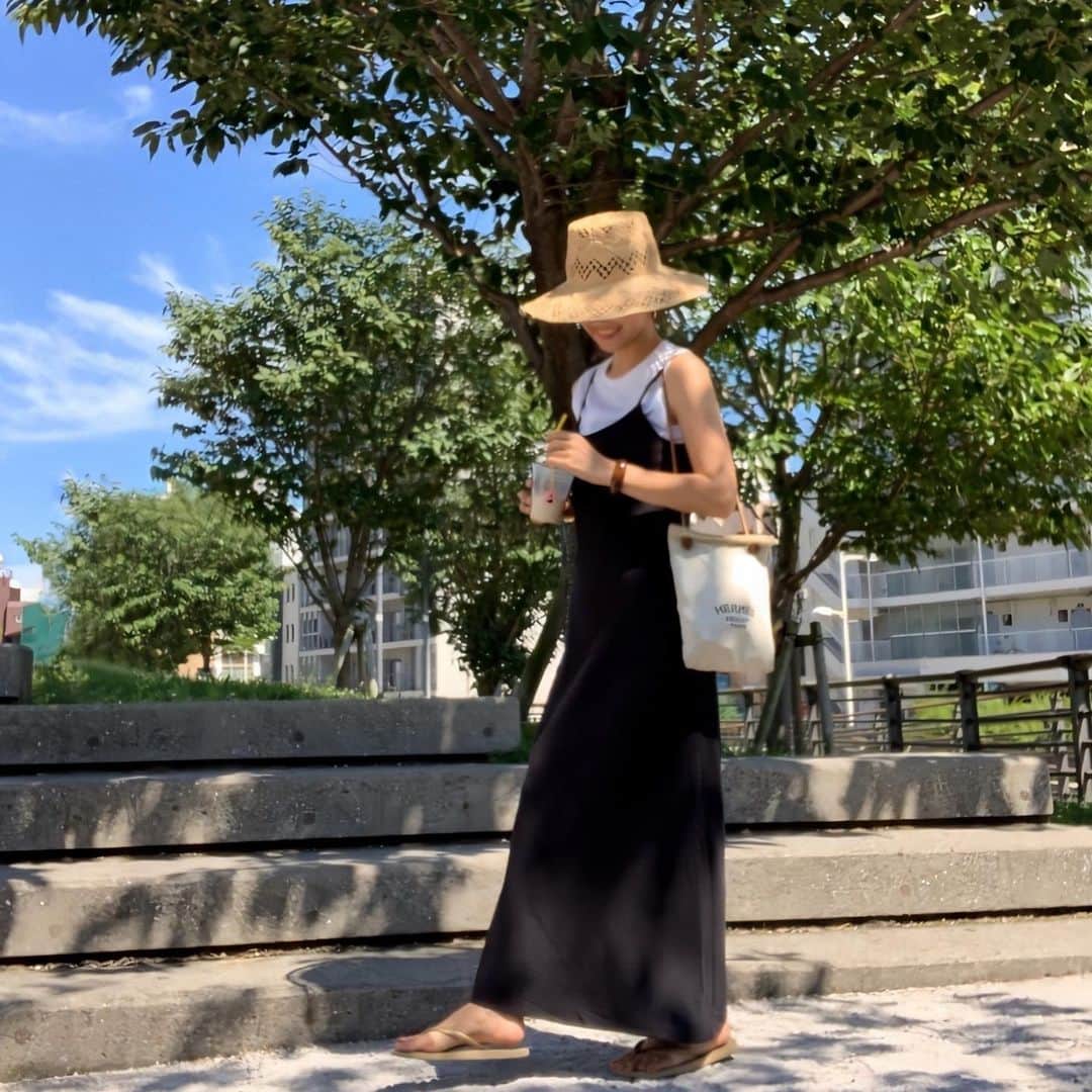 Sayakaのインスタグラム：「* 久しぶりの真夏日👒 水分補給しながらお散歩して 太陽の光をたっぷり浴びて充電完了🌞✨ . . #fashion #ootd #coordinate #uniqlo #verandahaoyama #hermes #havaianas #hat #maisonspecial #lamaisondelyllis #sayakascoordinate #ユニクロ #ハワイアナス #ワンピース #シンプルコーデ #モノトーンコーデ」