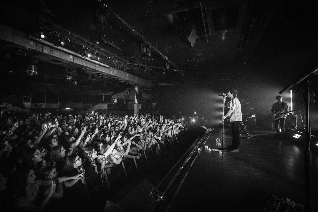 のインスタグラム：「This last image was taken from the last show on tour in Madrid in March 2020. An amazing show, but the last before the tour was cancelled and we came home early, which was devastating.  The live music industry is such an important part of being an artist and today is about coming together to ask the UK government to protect and support all of the hard working and talented people who come together to create these shows, and give a clear plan of how the live music industry will restart.  I couldn't do what I do without the support of my amazing tour team and everyone that works behind the scenes to bring shows to life.   #LetTheMusicPlay 📸 @charlielightening」