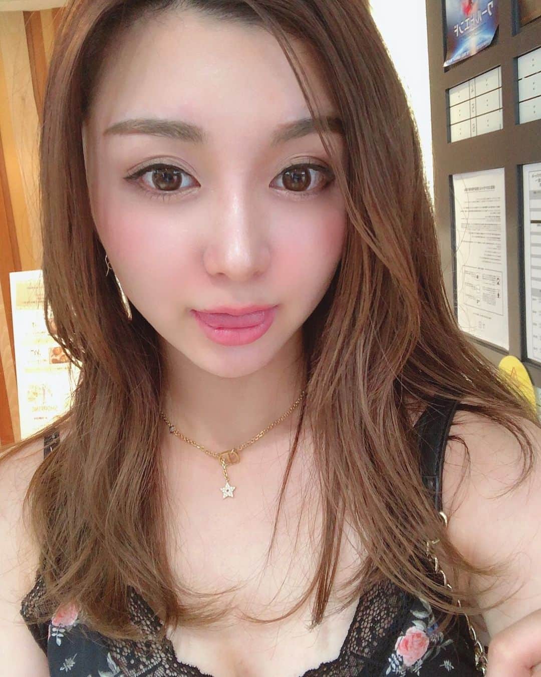 TOMOYOのインスタグラム：「ここ2週間くらい食べすぎてやびゃぃ🐷  #今月からジム再開  #7月キターーー #冬より夏派  #夏恋ソーダ🍑」