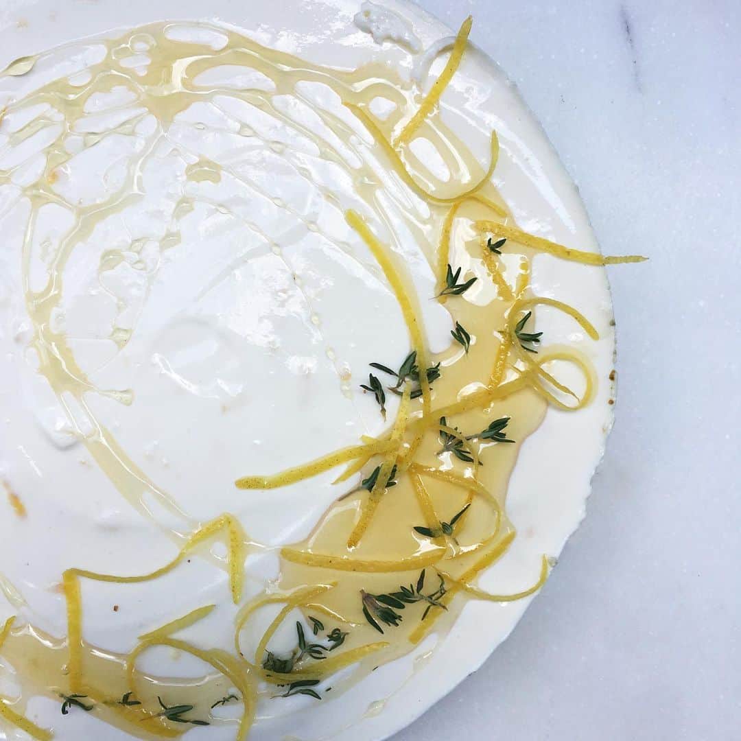 アンシャングリークさんのインスタグラム写真 - (アンシャングリークInstagram)「#CookwithAGS returns! This week, we’re making Christina Kotsilelou’s 𝒢𝓇𝑒𝑒𝓀 𝓎𝑜𝑔𝒽𝓊𝓇𝓉, 𝓁𝑒𝓂𝑜𝓃 𝒶𝓃𝒹 𝒽𝑜𝓃𝑒𝓎 𝒸𝒽𝑒𝑒𝓈𝑒𝒸𝒶𝓀𝑒 🍯🇬🇷🍋  The addition of fresh thyme to the base makes this a truly authentic twist on a classic summer dessert - no baking required!  As always, if you make this please continue to share on Instagram with #CookwithAGS. We love watching you cook alongside us!」7月2日 22時34分 - ancientgreeksandals