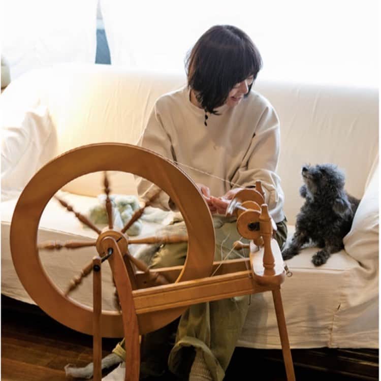 手紙社さんのインスタグラム写真 - (手紙社Instagram)「【GOOD MEETING：＜明日7/3開催＞季節問わず、編み物に夢中！〜金曜編み部】﻿ ﻿ 家で一人でもくもくと編み進めるのも楽しいけれど、「好きなものが同じ人たち」が集まったなら、編み物時間はさらに楽しくなるというもの。そんな編み仲間が集まり、昨年2019年から今年3月まで、手紙社の書店「本とコーヒーtegamisha」で毎月開催していた「編みものランチ会」ですが、この度オンラインで再開することになりました。﻿ ﻿ 「編み部」誕生のきっかけとなった、羊毛＆糸紡ぎ作家の緒方伶香さんを中心に、ランチ会に参加いただいていた方や、今までお会いできなかった遠方の方も、各自お部屋でコーヒーなど淹れつつ、編み物話に花を咲かせるも良し、編み物に没頭するも良し、編み物にまつわる情報交換をするも良し。ゆるゆると編み物を楽しむ部活のような会です。仲間募集中ですので、ぜひお気軽にご参加ください。﻿ ﻿ またご自身の著書『手のひらの動物』では絶滅危惧種をテーマとし、多くの野生動物が暮らすオーストラリアの大規模森林火災に心を痛める緒方さんの発案により、本ワークショップと、緒方さんが行う別MEETING「羊毛のしごと〜ニードルパンチでつくる動物たち〜」 では、参加費の一部(お一人様300円）を、「WWFジャパン（世界自然保護基金）」へ寄付させていただきます。﻿ ﻿ ご注意）編み物好きが集まる会となり、編み方を習う教室ではありません。﻿ ﻿ ＜緒方伶香×編み仲間たちによる「編み部 / GOOD MEETING」開催概要＞﻿ 日時：2020年7月3日（金）20:00〜21:30﻿ 参加費：¥1,300（税込）＊WWFジャパン寄付金込﻿ 受付期間：受付中～受付中～開催５分前まで﻿ ﻿ ▶︎詳しくは「@tegamisha」プロフィールのハイライト「GOOD MEETING」より公式サイトへ﻿ ﻿ ◎GOOD MEETINGって何？﻿ 手紙社が敬愛する作り手やお店のオーナー、書き手やパフォーマー、あらゆるジャンルの気になる方々をナビゲーターにお迎えして、オンライン上で講座やワークショップ、部活動的な集い、暮らしにまつわる情報交換を行う場です。﻿ ﻿ #手紙社#手紙舎#tegamisha#GOODMEETING#グッドミーティング#zoom#zoomレッスン#zoom講座#オンライン講座#オンラインイベント#オンライン#オンライン配信#オンライン開催#オンラインレッスン#リモート﻿ #緒方伶香 #羊毛のしごと #羊毛  #編み物 #ワークショップ　@reko_1969」7月2日 22時28分 - tegamisha