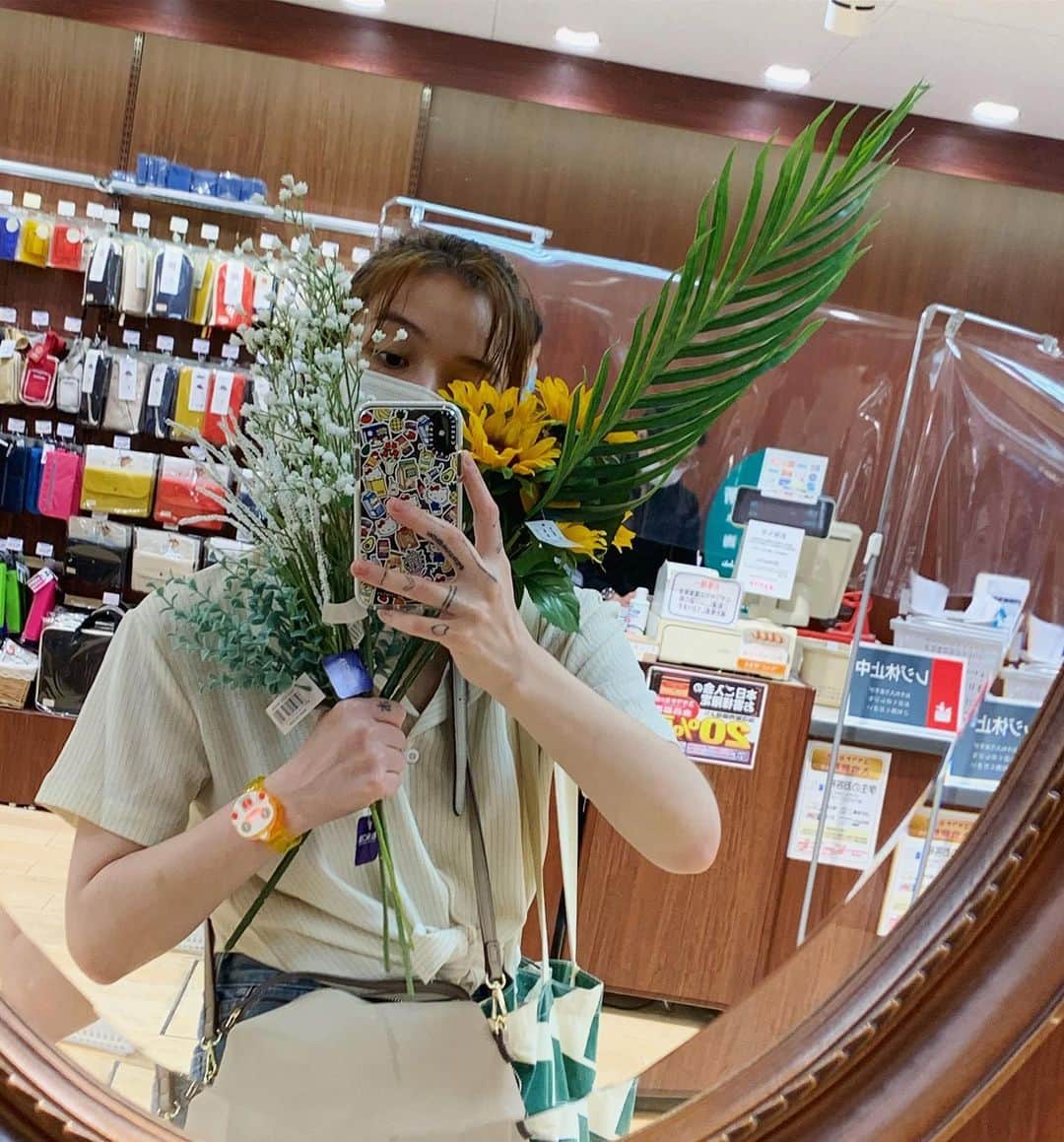 maya kibbel キベルまやのインスタグラム：「The other day when I managed to finally get new contacts (after nearly a year), props and write. And tomorrow I vote. (Bring your own pencil when you vote!) 😊」