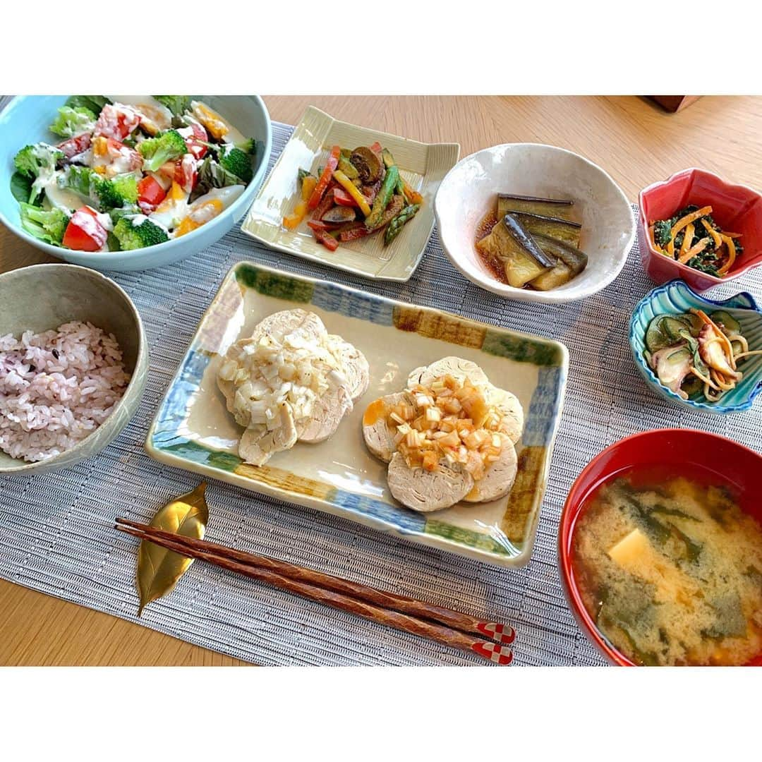 真野恵里菜さんのインスタグラム写真 - (真野恵里菜Instagram)「#いつかの夕飯 🍽 蒸し鶏 シーザーサラダ アスパラとパプリカとマッシュルームのカレー炒め 茄子の煮浸し ほうれん草と人参の胡麻和え タコと胡瓜の酢の物 雑穀米 お味噌汁 . . 鶏胸肉を下ごしらえしてラップで包んで さらにアルミホイルで包んで 沸騰させたお湯に入れて 火を止めて1時間ほど放置した蒸し鶏🐔 タレは、ネギ塩レモンとピリ辛タレの2種類！ ネギ塩レモンは ネギ、ごま油、すりおろしにんにく、レモン、粗挽きコショー、鶏ガラスープの素で。 ピリ辛ダレは ネギ、ごま油、醤油、お酢、すりおろし生姜、豆板醤で作りました😊 . . シーザーサラダのドレッシングは手作りです🥗 マヨネーズと牛乳とレモンと粉チーズと粗挽きコショウで レモン多めのサッパリ系にしました🍋 生ハムも乗せようと思ってたのに すっかり忘れてて食べ始めてから思い出した😂😂 . . スペインリーグが再開してからは 過密な試合日程でもあり暑い日も続くので さっぱり食べられてしっかり栄養が摂れるように心がけてます🍽😭 . . この季節になると冷やし中華が恋しくなる🥺🥺 みんなはもう食べました？？🤤 #まのごはん #海外生活 #スペイン生活」7月2日 22時30分 - erinamano_official