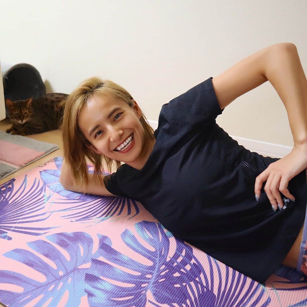 佐野千晃のインスタグラム：「最近YouTubeで色んな人の動画見て少しずつやってるんだけどいつも使わない動きしてここ？！ってとこが筋肉痛になるから、無料でこんだけ見れるYouTubeってすごいな〜って思う🤤﻿ ﻿ あたしのYouTubeはゆるーくながーくやるのがモットーなので見てる人もゆるーく優しい眼差しで見てほしい笑﻿ ﻿ #run #running #marathon #フルマラソン #マラソン #マラソン女子 #人生自由自在 #走る女子 #ファッション #ウェア #楽しく走る #ランニング #ジョギング #YouTube #ゆるく #長く」