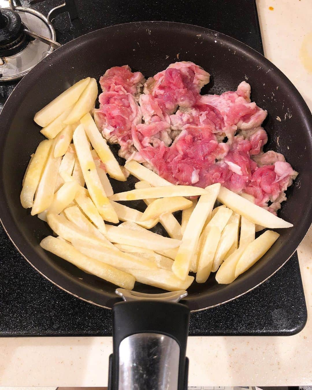 みきママさんのインスタグラム写真 - (みきママInstagram)「【晩御飯はお弁当をみこした晩御飯です！！】﻿ ﻿ ﻿ ﻿ ﻿ ﻿ ﻿ 翌日、はる兄と杏ちゃんのお弁当があるからさ、副菜を多めに作りました！！﻿ ﻿ ﻿ ﻿ ﻿ ﻿ ﻿ ﻿ ﻿ ❤️じゃがなし肉じゃが﻿ ❤️鮭マヨ﻿ ❤️カリカリ豚とフライドポテト﻿ ❤️レンチンインゲンとひじきの胡麻和え﻿ ❤️キュウリのわさびお茶漬けの素和え﻿ ❤️スピナッチ（ほうれん草）サラダ﻿ ❤️タコの唐揚げ﻿ にしました！！﻿ ﻿ ﻿ ﻿ ﻿ ﻿ ﻿ すると、はる兄「明日は昼までに変更になった。」ってさ。お弁当ないって。﻿ ﻿ ﻿ ﻿ ﻿ ﻿ ﻿ 杏ちゃん「ポテト美味しい！」ってさ。﻿ ﻿ ﻿ ﻿ ﻿ ﻿ れんちび「きゅうりめちゃうま。」ペロリです。﻿ ﻿ ﻿ ﻿ ﻿ ﻿ ﻿ さ〜、寝よう！！﻿ ﻿ ﻿ ﻿ ﻿ ﻿ ﻿ そしたら、杏ちゃん「布団、綺麗にしといたよ。」ってさ。今日は枕を反対にして寝るんだね。前回は横だった。それよりマシだ。﻿ ﻿ ﻿ ﻿ ﻿ ﻿ ﻿ ﻿ すると、杏ちゃん「ぐー。」5秒で寝た。はえー。﻿ ﻿ ﻿ ﻿ ﻿ #みきママ #晩御飯 #お弁当 #おかず」7月2日 22時36分 - mikimama_official