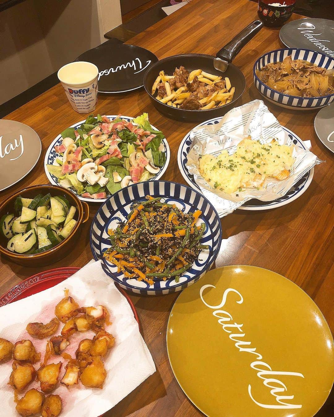 みきママさんのインスタグラム写真 - (みきママInstagram)「【晩御飯はお弁当をみこした晩御飯です！！】﻿ ﻿ ﻿ ﻿ ﻿ ﻿ ﻿ 翌日、はる兄と杏ちゃんのお弁当があるからさ、副菜を多めに作りました！！﻿ ﻿ ﻿ ﻿ ﻿ ﻿ ﻿ ﻿ ﻿ ❤️じゃがなし肉じゃが﻿ ❤️鮭マヨ﻿ ❤️カリカリ豚とフライドポテト﻿ ❤️レンチンインゲンとひじきの胡麻和え﻿ ❤️キュウリのわさびお茶漬けの素和え﻿ ❤️スピナッチ（ほうれん草）サラダ﻿ ❤️タコの唐揚げ﻿ にしました！！﻿ ﻿ ﻿ ﻿ ﻿ ﻿ ﻿ すると、はる兄「明日は昼までに変更になった。」ってさ。お弁当ないって。﻿ ﻿ ﻿ ﻿ ﻿ ﻿ ﻿ 杏ちゃん「ポテト美味しい！」ってさ。﻿ ﻿ ﻿ ﻿ ﻿ ﻿ れんちび「きゅうりめちゃうま。」ペロリです。﻿ ﻿ ﻿ ﻿ ﻿ ﻿ ﻿ さ〜、寝よう！！﻿ ﻿ ﻿ ﻿ ﻿ ﻿ ﻿ そしたら、杏ちゃん「布団、綺麗にしといたよ。」ってさ。今日は枕を反対にして寝るんだね。前回は横だった。それよりマシだ。﻿ ﻿ ﻿ ﻿ ﻿ ﻿ ﻿ ﻿ すると、杏ちゃん「ぐー。」5秒で寝た。はえー。﻿ ﻿ ﻿ ﻿ ﻿ #みきママ #晩御飯 #お弁当 #おかず」7月2日 22時36分 - mikimama_official