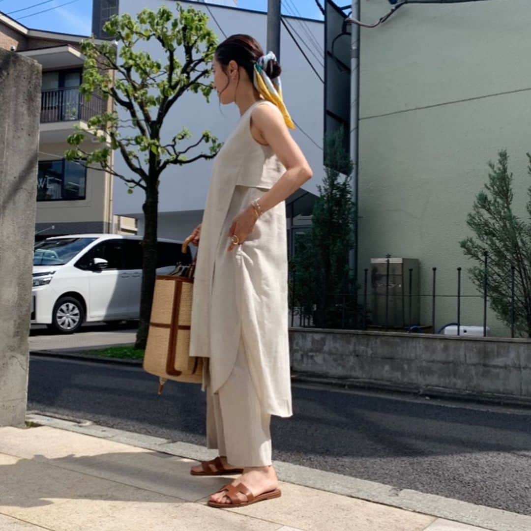 亀恭子のインスタグラム：「夏日でしたね。 . . . レイヤードのボリューム感が1枚でサマになるオールインワン。 . . ベージュのリネン混に、 スカーフや日傘、目元はブラウンのマスカラ。 私的には甘めな味付け。 . .  today's… #fashion #ootd #kkstyle #tokyo #kamescloset #allinone #enfold #scarf #gucci #bag #ludlow #shoes #hermes #july #summer #sunnyday」