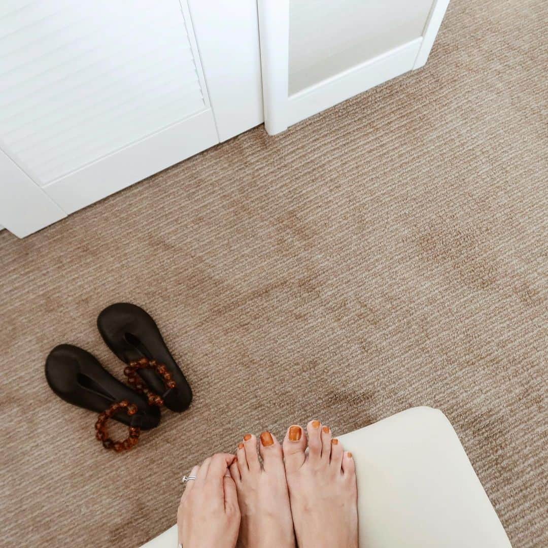 のインスタグラム：「. foot nailは もう1年くらいずーっと アンバーカラー🧡🤎　 . . 最近お気に入りの @jilsander の靴にも アンバーカラー🧡🤎 . . #urako_nail  #セルフネイル #footnail #足カサカサやなw #jilsander」