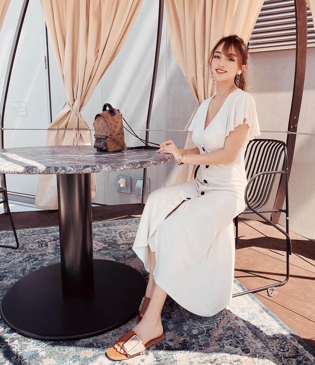 のインスタグラム：「このワンピ着やすすぎて、どっちのカラーもお気に入りのかなりヘビロテ‼︎ 下着も締めつけも一切ないからほんとに楽だよ♥ #MIRROR9 #ミラーナイン」