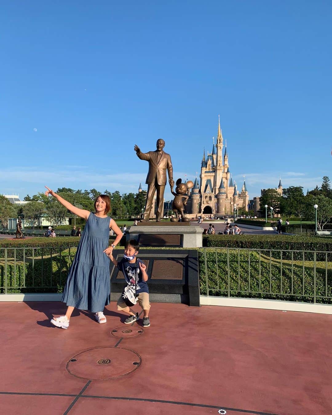 のインスタグラム：「@tokyodisneyresort_official   久しぶりの #ディズニーランド　🏰  浸れるだけでも幸せですが  #消毒液　の設置や 待機列や乗り物、レジ待ちなど #キャスト　さんによる #ソーシャルディスタンス の案内が 細部に渡り丁寧で 至れり尽くせりで感動しました！  年パスホルダーな幼馴染にも会え サクサクスイスイなパークを満喫。  #サプライズ 演出の #ミッキーマウス　#ミニーマウス　たちも拝め  可愛い　#ミニー　ちゃんと楽しく過ごせました！  #バースデーディズニー 念願叶ってよかった！  #disneyland #tdl #disney #birthdaydisney  #tokyodisneyresort  #tokyodisneyland #r2d2 #gonoturn @gonoturn」