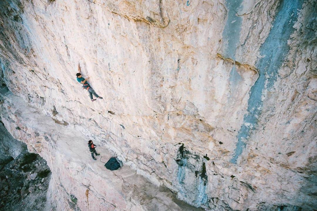 アレックス・オノルドのインスタグラム：「This is @jonathansiegrist climbing one of his many new routes at the 5G wall - the result of many months at home in Vegas due to covid. We’ve both been had a great time finding and climbing new routes all season; a small silver lining to the pandemic. Must be some of the best limestone in North America... @coreyrichproductions photo.」