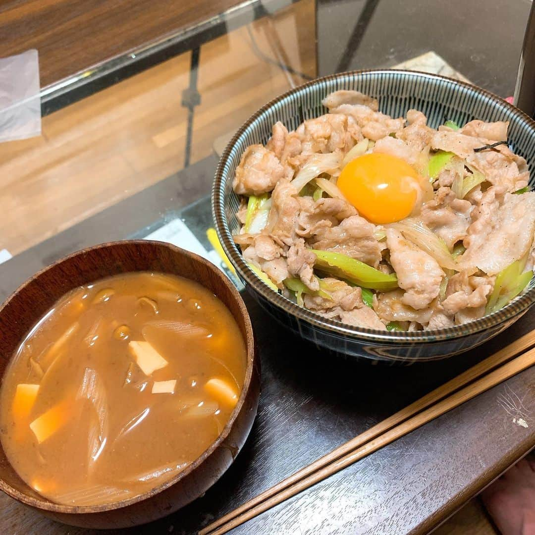 アイアム野田のインスタグラム：「なめこの赤だしとスタ丼、最強の組み合わせでした！」