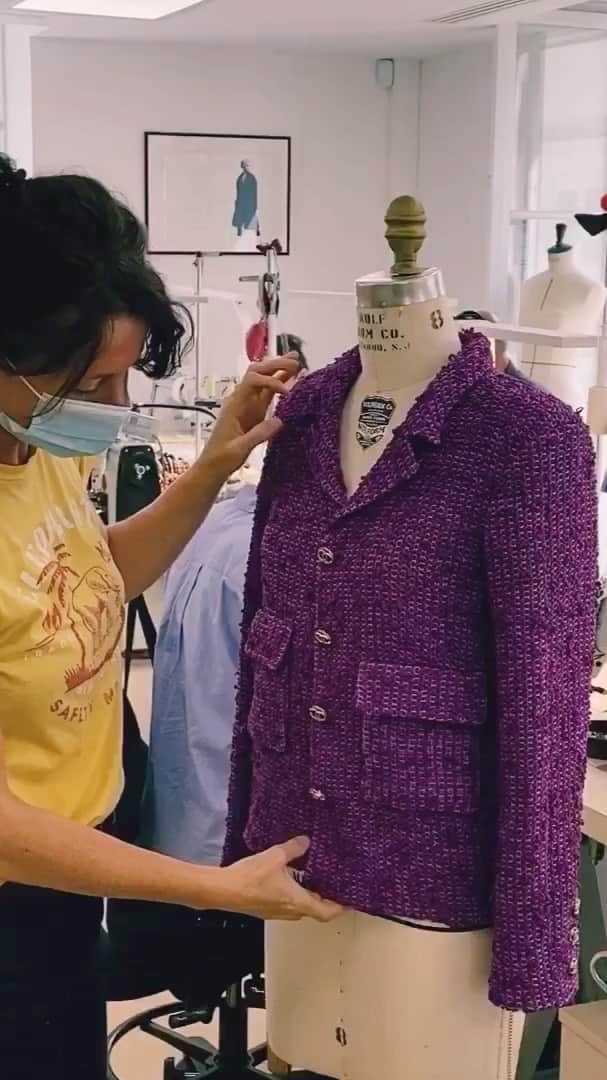 カロリーヌ・ド・メグレのインスタグラム：「I had the chance to go and say hi to the men and women working in the amazing Chanel ready-to-wear ateliers rue Cambon. It was great to see them reunited again. It was last month while they were working on the Cruise collection designed by @virginieviard and not all of them were there because of social distanciation, so they took turns during the week. I decided to film them with my phone so I could share with you all. I am constantly amazed by their incredible work, talent and kindness. Thank you Christine, Jean-Philippe @jpburucoa and Flore for opening your ateliers to me, what a treat, I realize how lucky I am ✨ Music @yarolpoupaud」