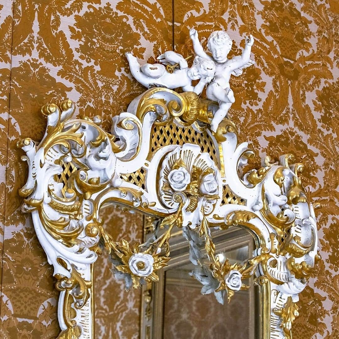 ドルチェ&ガッバーナさんのインスタグラム写真 - (ドルチェ&ガッバーナInstagram)「⁣⁣Cherubs playing instruments adorn the splendid doors and the ceiling. ⠀⠀ Mirrors and precious fabrics enrich the walls and give these spaces a magnificient allure.⠀ ⠀ Palazzo Dolce&Gabbana, the location of the Alta Gioielleria, Alta Moda and Alta Sartoria exclusiveevents, narrates the story of Italian beauty and elegance.⠀⠀ ⠀⠀ #DGAltaGioielleria #DGAltaModa #DGAltaSartoria #DGFattoAMano #MadeInItaly #DolceGabbana」7月2日 23時00分 - dolcegabbana