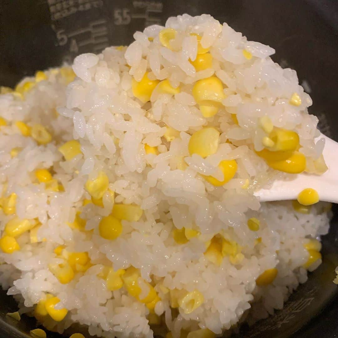 ギャル曽根さんのインスタグラム写真 - (ギャル曽根Instagram)「大量に🌽🌽🌽🌽 頂いたので、、、 また、、、 #とうもろこしご飯🌽 #作り方は、、、 #3合に対して大体2本使います。 #後はお好みで塩を少々。 #少しだけ水少な目で炊くのが好きです。 #明日の朝は玉ねぎと海老とバターで炒めてピラフにします。」7月2日 23時03分 - galsone_1204
