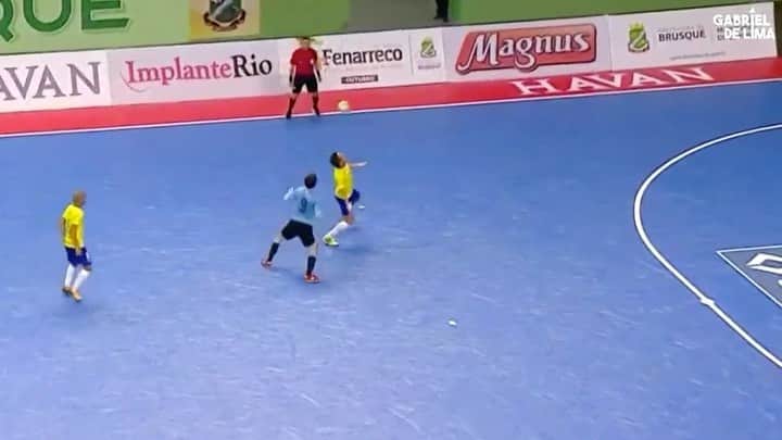 アレッサンドロ・ローザ・ヴィエイラのインスタグラム：「VIDEO- #TBT Qual preferem?  Narração - @dandansportv   1- Gol  2- Desarme   Marque seu amigo habilidoso!」