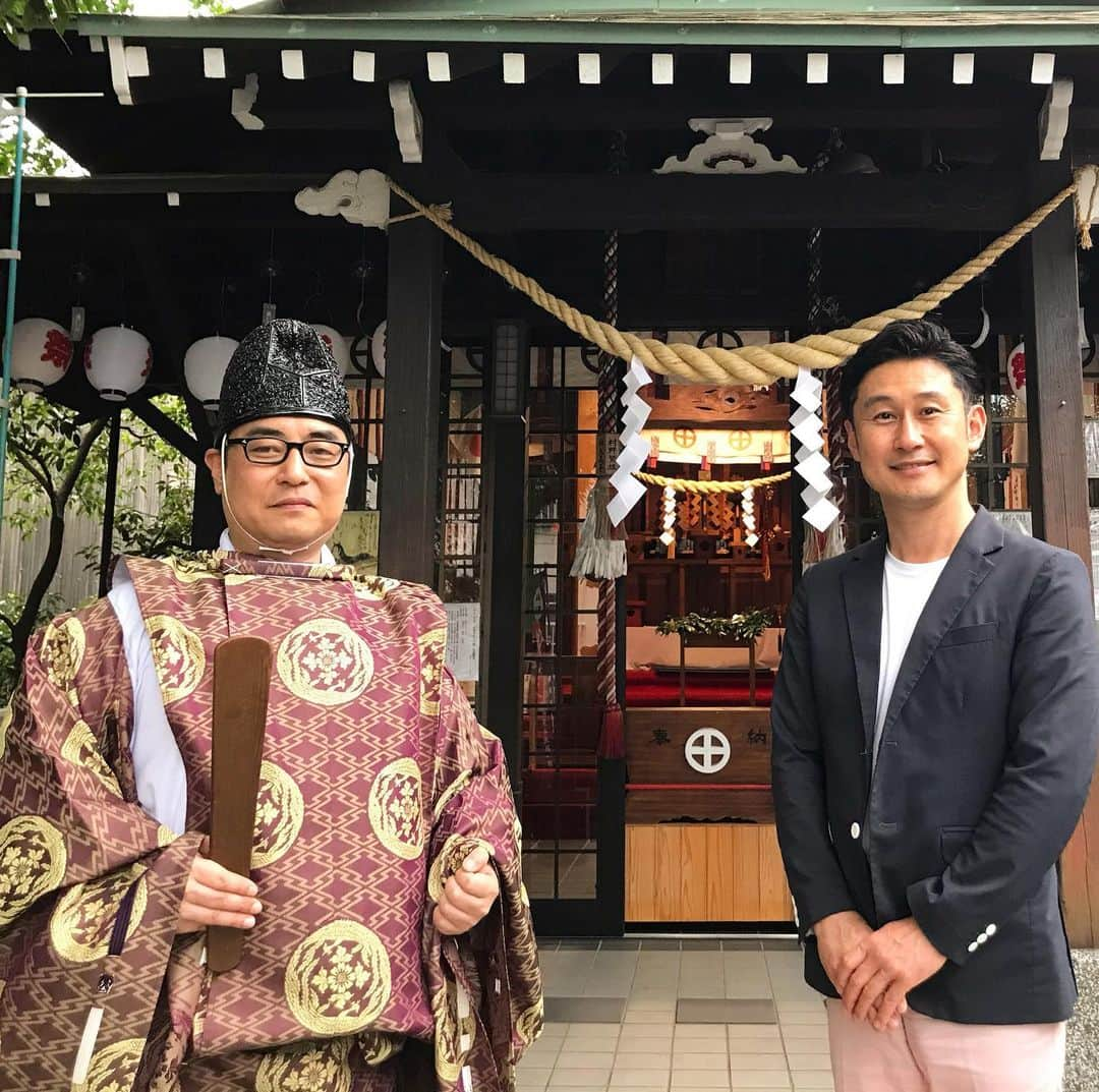 下山英哉さんのインスタグラム写真 - (下山英哉Instagram)「船魂神社へ  毎年7月2日に行われている 恒例の六月灯は 感染症拡大防止のため中止  夏越大祓では 疫病退散、無病息災 を願い祝詞を奏上  禰宜の宮田昇さんに お話を伺いました  薩摩藩水軍や海運の守護として 江戸時代から親しまれてきた おふたまさぁー  六月灯の中止は 初めてのことだそうです  #船魂神社  #道先案内の神様  #薩摩藩 #島津藩 #水軍や海運の守護 #航海安全  #交通安全 #夏越大祓  #疫病退散 #無病息災 #神社姫 #アマビエ のモデル #感染症拡大防止  #祈願 #鹿児島 #kagoshima  #jinja  #shrine  #announcer  #mbctv #アナウンサー #下山英哉」7月2日 23時07分 - shimoyama.hideya