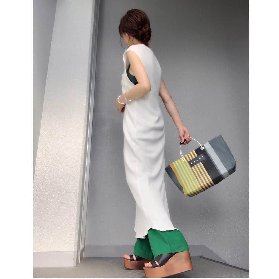 chieminsさんのインスタグラム写真 - (chieminsInstagram)「⋆*❁*⋆*❁*⋆*❁*⋆*❁*⋆*❁* ・ ・ カラーパンツのグリーンが欲しくてやっとget🍏💚 コレは可愛いぃ!!早く買えば良かった🥺 丈なおしするか悩みちぅ。。。 ・ ・ ・ ・ dress➸#etretokyo #mydaysmyetre  pants➸#canaljean #viaj sandals➸#ameri #amerivintage  bag➸#marni pierce➸#matildarose  ・ ・ ・ ・ ・ #code  #coordinate #ootd #outfit #mylook #ママ #コーデ  #mineby3mootd #like4like #お洒落さんと繋がりたい #ビュースタグラマー #ponte_fashion #chao_app  #156cm #156cmコーデ  #marnibag #marnimarket」7月2日 23時19分 - chery0131