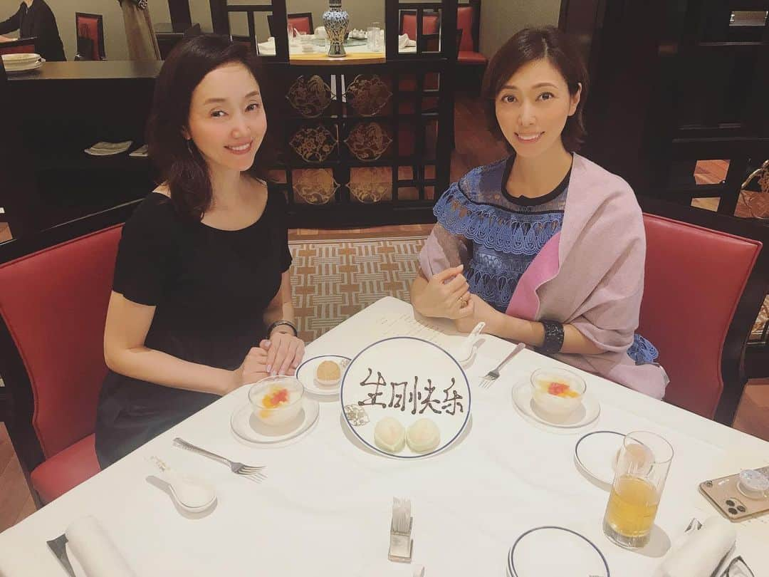 織香さんのインスタグラム写真 - (織香Instagram)「桃花林で仲良しルーコのお誕生日祝い🎂❤️❤️❤️ フカヒレ・ロブスター・鮑・北京ダックと贅沢コースを満喫しながら、久々にゆっくりお喋り🥰 ＃変わらないピュアな人 ＃今年初 ＃自粛中はよくTV電話してた #カシミアストールをプレゼント🎁 ＃おめでとう❤️ #10代から一緒に美味しいもの食べてきた ＃これからも美味しいもの食べよう😊 #桃花林 #hotelokura #happybirthday #friend #intermodecollection」7月2日 23時12分 - orikagram