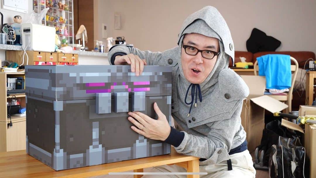 瀬戸弘司さんのインスタグラム写真 - (瀬戸弘司Instagram)「世界に100個しかないMinecraft Dungeonsのリアル宝箱をいただきました！  シリアルナンバー(48/100)付きです。紙製で、重量は8.5kgあります。  このチェストは実際にゲーム内に登場するもので、ステージクリア時に入手することができます。  すごくうれしいです😭  YouTube動画で中身を紹介していますので、ぜひ見てみてください。  #minecraft #minecraftdungeons」7月2日 23時22分 - eguri89