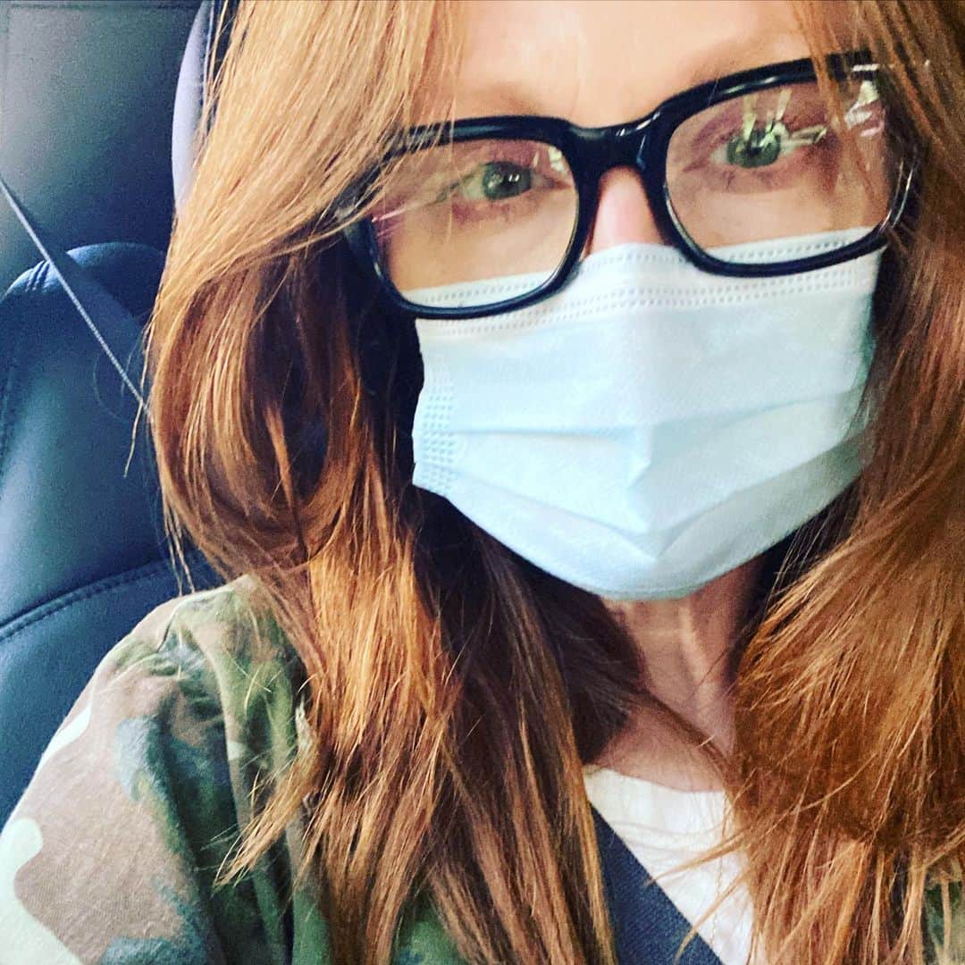 ジュリアン・ムーアさんのインスタグラム写真 - (ジュリアン・ムーアInstagram)「Thank u @gucciwestman YES I #wearadamnmask to protect myself and protect others - to keep the most vulnerable of us safe and to beat this pandemic together. Thank u @toryburch for starting this challenge! I challenge @naomiwatts @helenachristensen @lauradern @laurabrown99 @julieklausner @sandragbernhard @nateberkus」7月2日 23時23分 - juliannemoore