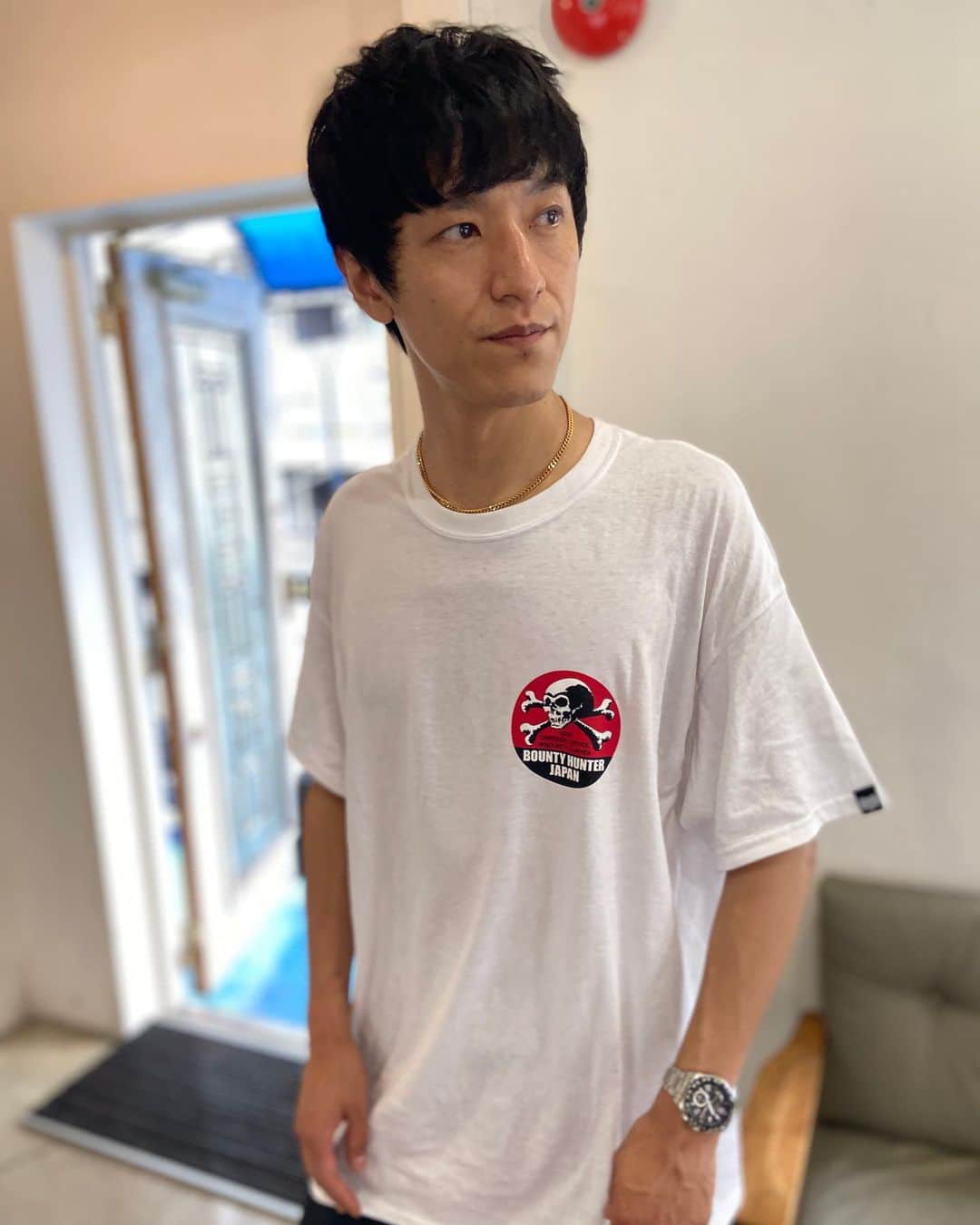 Bunta のインスタグラム：「この前4ヶ月ぶりにカット💇‍♂️💇‍♂️💇‍♂️ 結構伸びてきた為、そのまま伸ばす方向で整えてもらった😂やっぱり久々に髪がすっきりすると気持ちいいね👌  いつも時間の無い中髪を切ってくれる @morita_kohei0409  に感謝🙏🙏🙏  自粛が再度強まるムードの中、 先行きが見えそうで都度都度変わる状況に対して、"どう順応して前を向けるか"が今ミュージシャンだけじゃなくて色んな苦境に立たされている人が自分の意見や意志を発信していく時なんだと思う。 俺は今埼玉県民だけど、10年以上東京に居た人間として少しでも今の状況が良くなるようにちゃんとそれぞれ向き合って投票できる権利を全うしてほしい。」