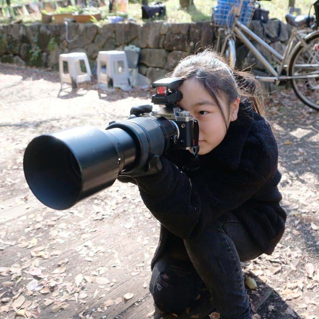 志葉玲のインスタグラム：「中学生なのに六本木で個展とは。あーちゃん、すげえ。恐るべき14歳！写真は、今年始めに志葉が撮影した藍沙さん（最早「さん」付け）。  【写真家たちの新しい物語】 藍沙写真展「東京の野鳥たち」 https://instagram.com/p/CCJEKueJ7Ln/ 2020年8月7～27日 10時～19時（最終日16時まで） 富士フイルムフォトサロン 東京　スペース３ 東京都港区赤坂9-7-3 フジフイルム スクエア内  入場無料・会期中無休」