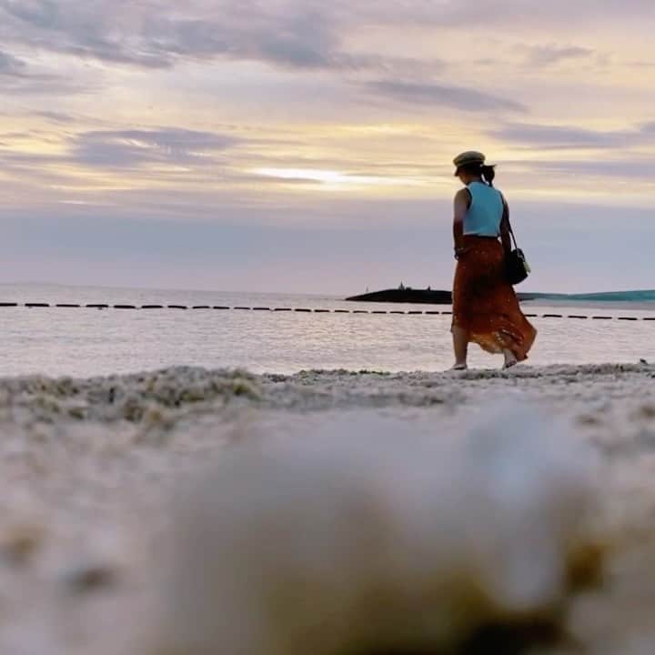 長嶺菜菜子のインスタグラム：「﻿  ﻿ I'm okay with not being perfect﻿  ﻿ 'Cause that's perfect to me﻿ ﻿ ﻿ 完璧じゃなくても、私は大丈夫﻿ ﻿ だってそれが私にとっては完璧だから﻿ ﻿ ﻿ ─︎─︎─︎─︎─︎─︎─︎─︎─︎─︎﻿ ﻿ この曲のこの言葉がすごく好き﻿ ﻿ アン•マリー　@annemarie  【Perfect to me】﻿ ﻿ ﻿ これを聞いて﻿ ﻿ ﻿ 私は完璧じゃなくてもいい﻿ ﻿ ダメなところも﻿ できない事も﻿ 不器用なことも﻿ 全部認めて﻿ 自分を愛してあげよう﻿ ﻿ って思う☺️🍀🌈﻿ ﻿ 世界中に私は1人だけなんだし🌏﻿ ﻿ ﻿ ふくらはぎが筋肉質で細くない所も﻿ ﻿ 髪の毛がごわつく所も﻿ ﻿ 左右の目のバランスがちがう所も﻿ ﻿ 肌の色も肌質も﻿ ﻿ ぜーんぶ私にしかないもの🍀﻿ ﻿ ﻿ これが私にとっては完璧✨﻿ もう最高さ🧡﻿ ﻿ ﻿ ﻿ ﻿ ﻿ ってかさ、完璧な人間っていないよ！﻿ ﻿ 完璧じゃないからこそ惹かれるし﻿ ﻿ 完璧だったらつまんない🤪﻿ ﻿ ﻿ 完璧じゃない私に乾杯🤩🥂﻿ ﻿ いつでもななこらしく🧡🌈🌺﻿ ﻿ ─︎─︎─︎─︎─︎─︎─︎─︎─︎─︎﻿ 撮影場所：#ちゅらさんビーチ ﻿ 撮影者：@inside__journey ─︎─︎─︎─︎─︎─︎─︎─︎─︎─︎﻿」
