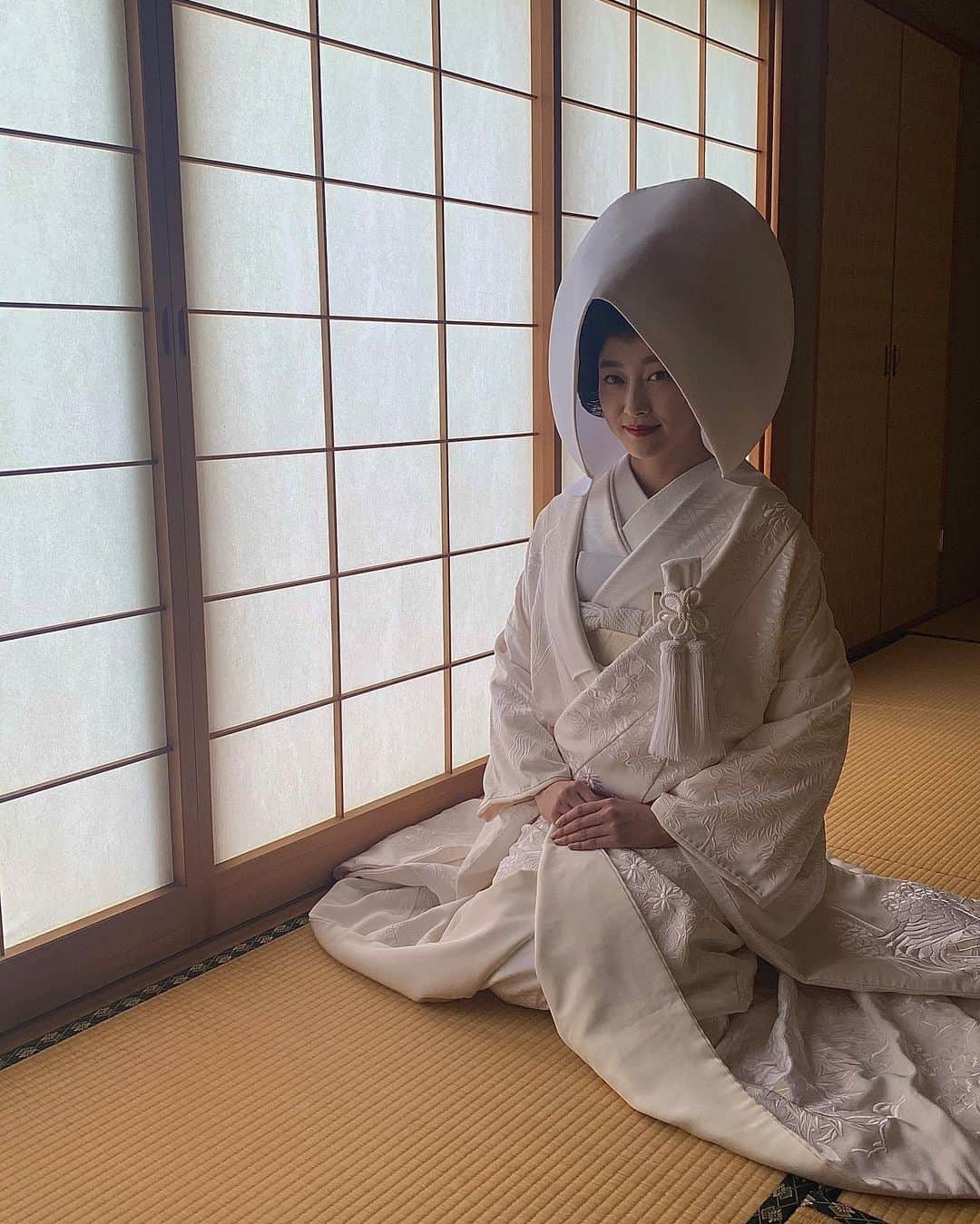泉見祐希のインスタグラム：「. 先日の久しぶりのウェディング撮影での1枚。 今までも沢山の白無垢を着てきたけど、綿帽子は初めてでした！日本式のベールですね🤍和装を着ると気持ちに芯が通る感覚になります🌿」