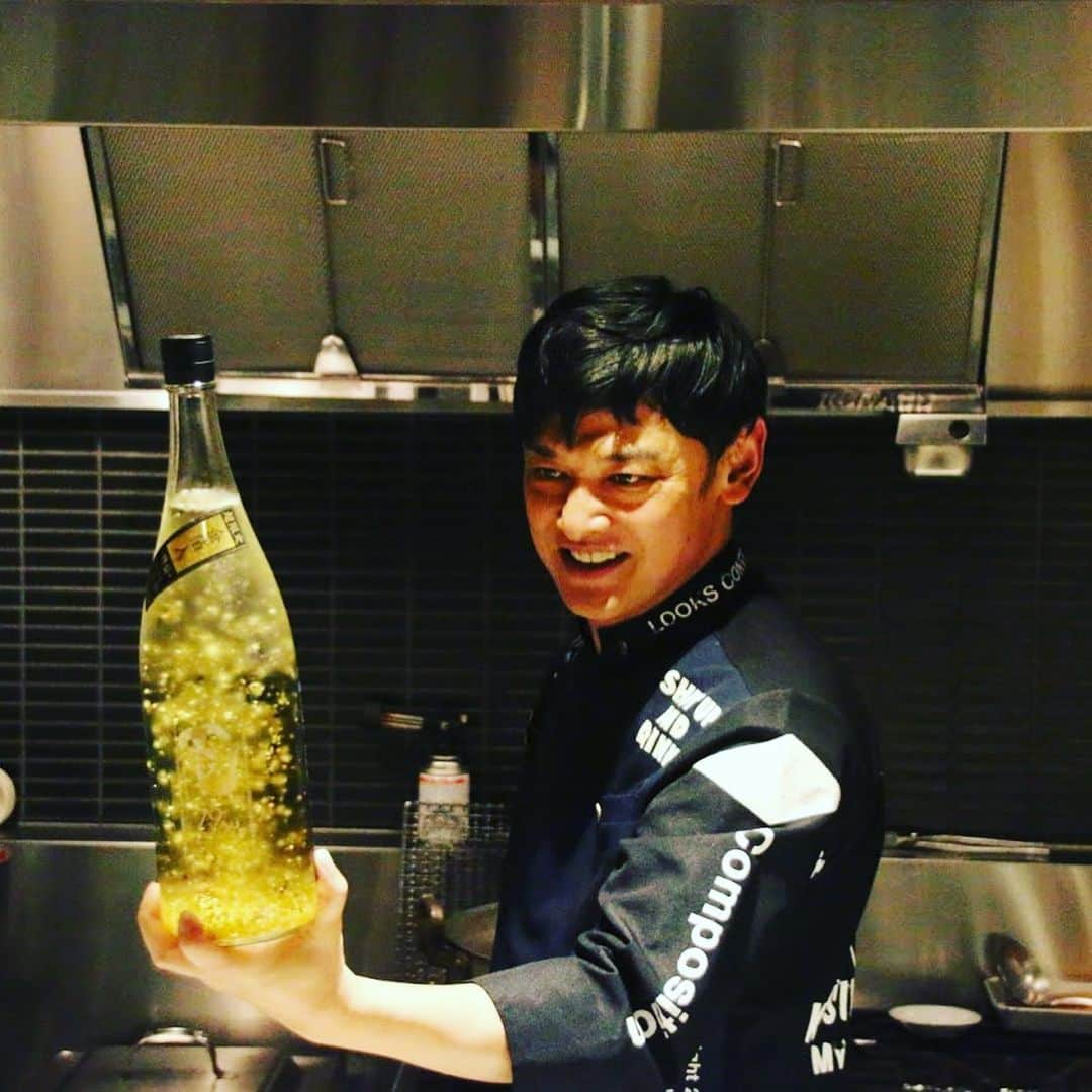 宮田麺児のインスタグラム：「7月1日 このひから2020BY  上方漫才大賞受賞の振る舞い酒に 金粉たっぷりの栄光富士  感謝。」