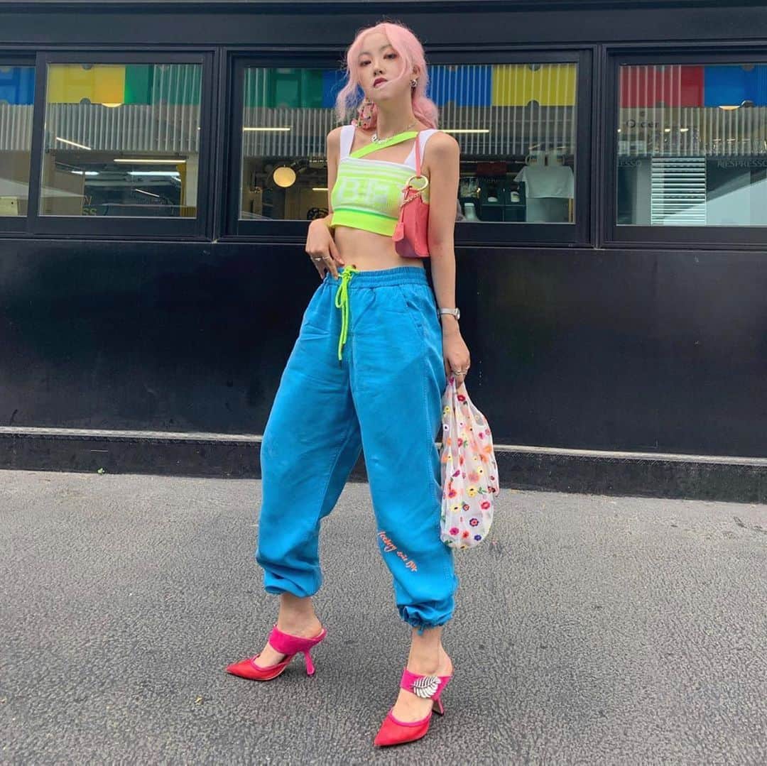 のインスタグラム：「Our Monstera Mesh Mules in fuchsia spotted on the effortlessly stylish @cheristyle_ . Tap to shop or head to the link in bio to discover more. #Nicholaskirkwood #MyKirkwoods」