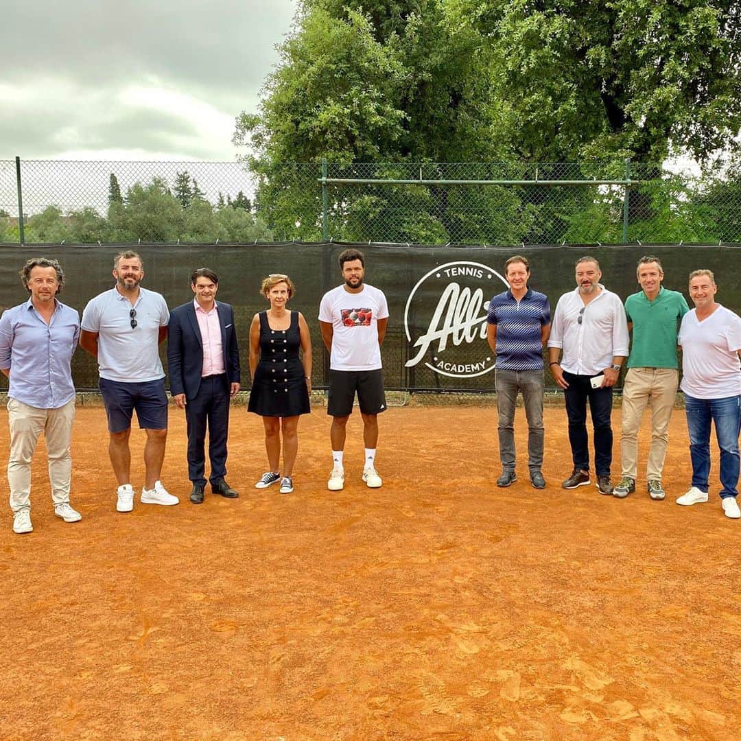ジョー＝ウィルフリード・ツォンガのインスタグラム：「‪Très heureux de m’investir au sein du Tennis Club de #Grasse 👍🏽‬ ‪C’est important pour moi de soutenir le milieu associatif et bénévole, il ne faut pas oublier que les clubs sont à la base de tout développement tennistique ... et on est tous passé par là ! 🎾👊🏽‬ ‪#TsongaTeam ‬」
