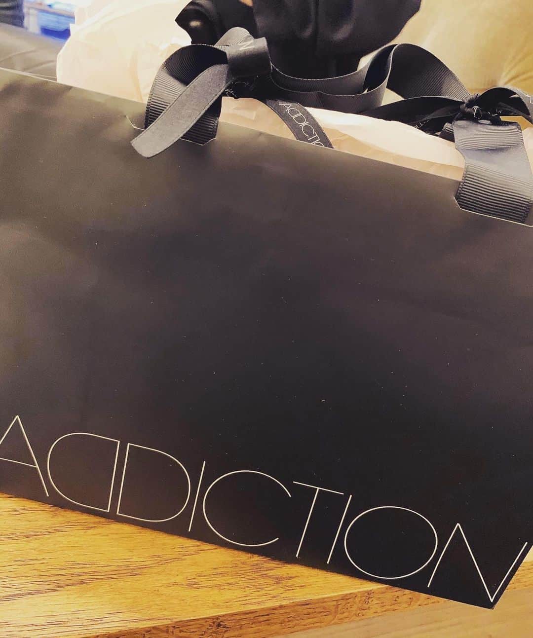 坂倉アコさんのインスタグラム写真 - (坂倉アコInstagram)「Thank you Addiction Tokyo  @addictionbeauty_official❤️﻿ ﻿ So happy to host their online new eyeshadow launch event with my girl / Addiction Tokyo Brand Director Aki @lipsticksandchocolates💄✨ ﻿ Awwww, we made it happen....it was our goal to collaborate one day and we did it!!! ﻿ ﻿ ﻿ 先日のAddiction Fall 2020 Collection ﻿ 製品発表会のお仕事🎤✨﻿ YouTubeでの生配信 遂に情報解禁〜😆 コロナ後・初のオンラインでのMCのお仕事、しかも友人がブランドデイレクターを務める大好きなブランド、アディクション❤️ ﻿ ﻿ 今回は5つの質感にこだわったザ・アイシャドウの発表会ということでしたが、﻿ このアイシャドウ、重ねてつけて楽しめる、テクスチャー、ツヤ感、立体感で顔に奥行きが出る優れもの🤩﻿ ﻿ しかも99色もあるから、色々な色を重ねて試したい〜！ ﻿ ﻿ 昨日のメイクもアディクションの艶やかなレッドの口紅💄、アイシャドウもツヤ感のある新色ブラウンとゴールドを重ねて頂きました☺️ ﻿ ﻿ Finally, 一緒にお仕事出来て嬉しかった〜 & thank you for having me and so proud of you @lipsticksandchocolates💞💞 ﻿ ﻿ ﻿ #addictiontokyo #addiction #makeup #kose #launchevent #online #host #work #fun #tokyo #withmygirl #❤️ #💄#司会」7月2日 23時50分 - akosakakura